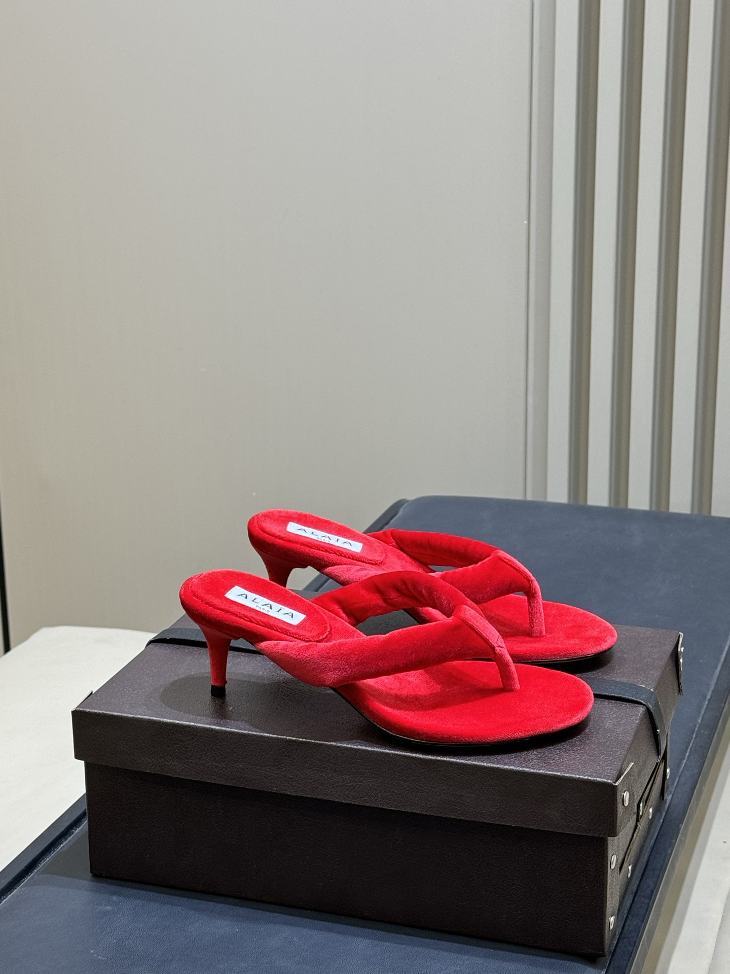 Alaia 26c 早春新款绒面人字拖 平底-20Alaia这款绒面人字拖，采用高品质绒面材质，触感柔软