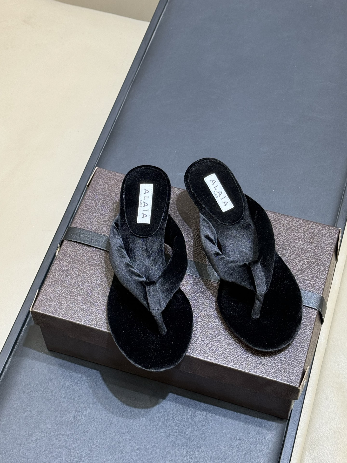 Alaia 26c 早春新款绒面人字拖 平底-20Alaia这款绒面人字拖，采用高品质绒面材质，触感柔软