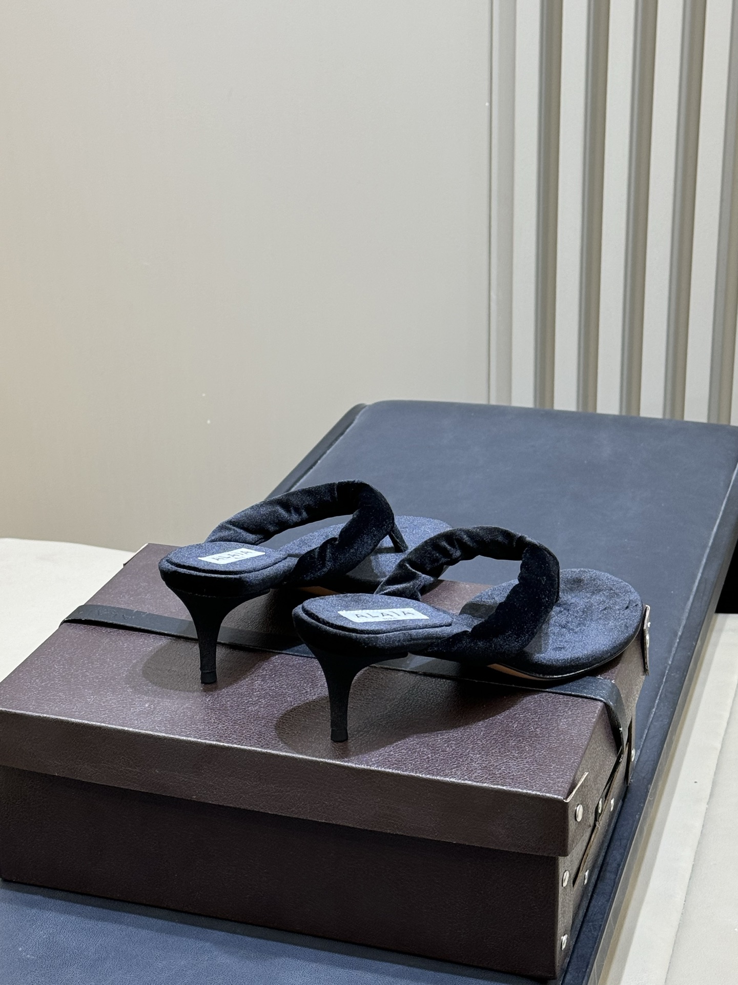 Alaia 26c 早春新款绒面人字拖 平底-20Alaia这款绒面人字拖，采用高品质绒面材质，触感柔软