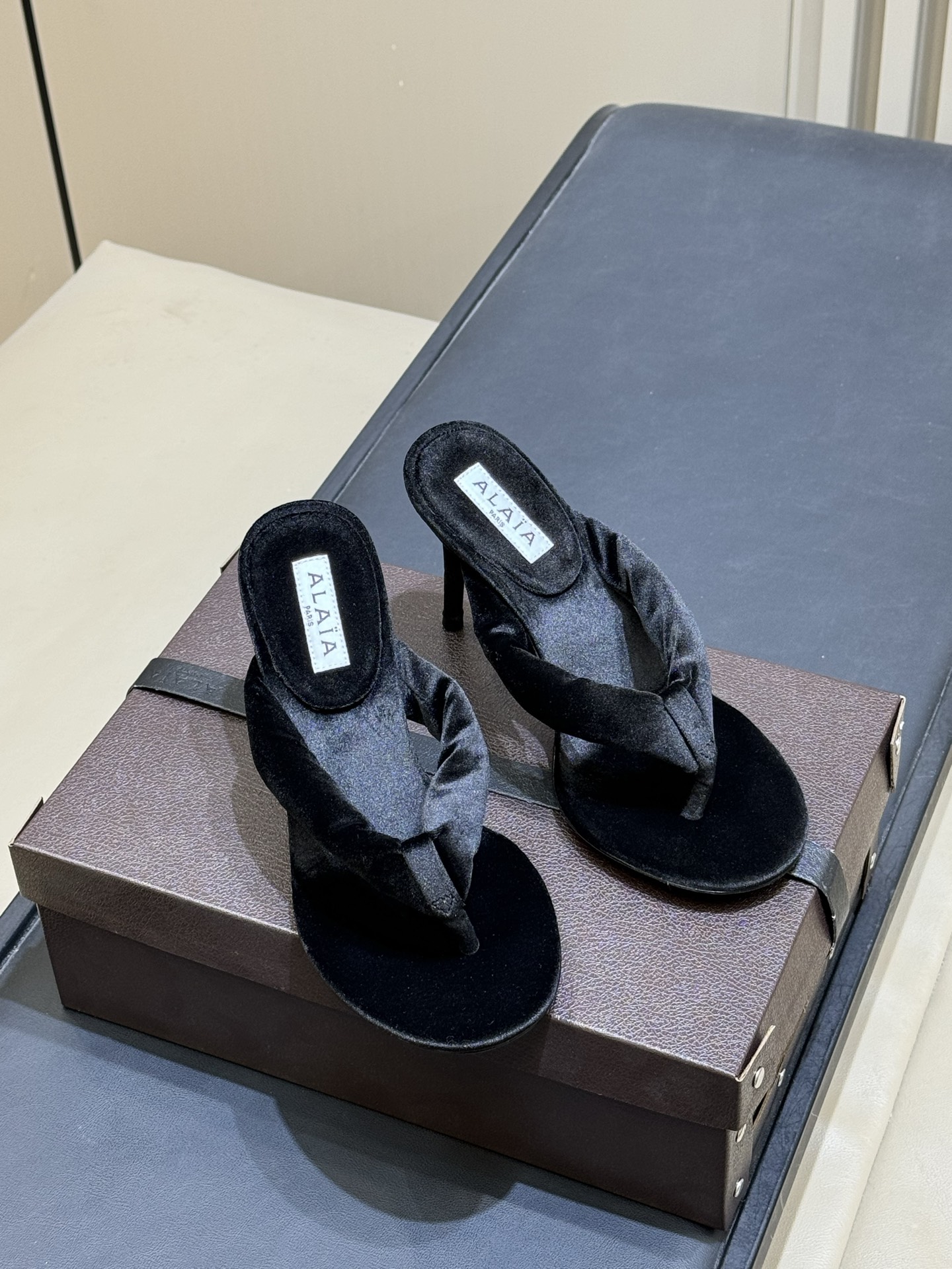 Alaia 26c 早春新款绒面人字拖 平底-20Alaia这款绒面人字拖，采用高品质绒面材质，触感柔软