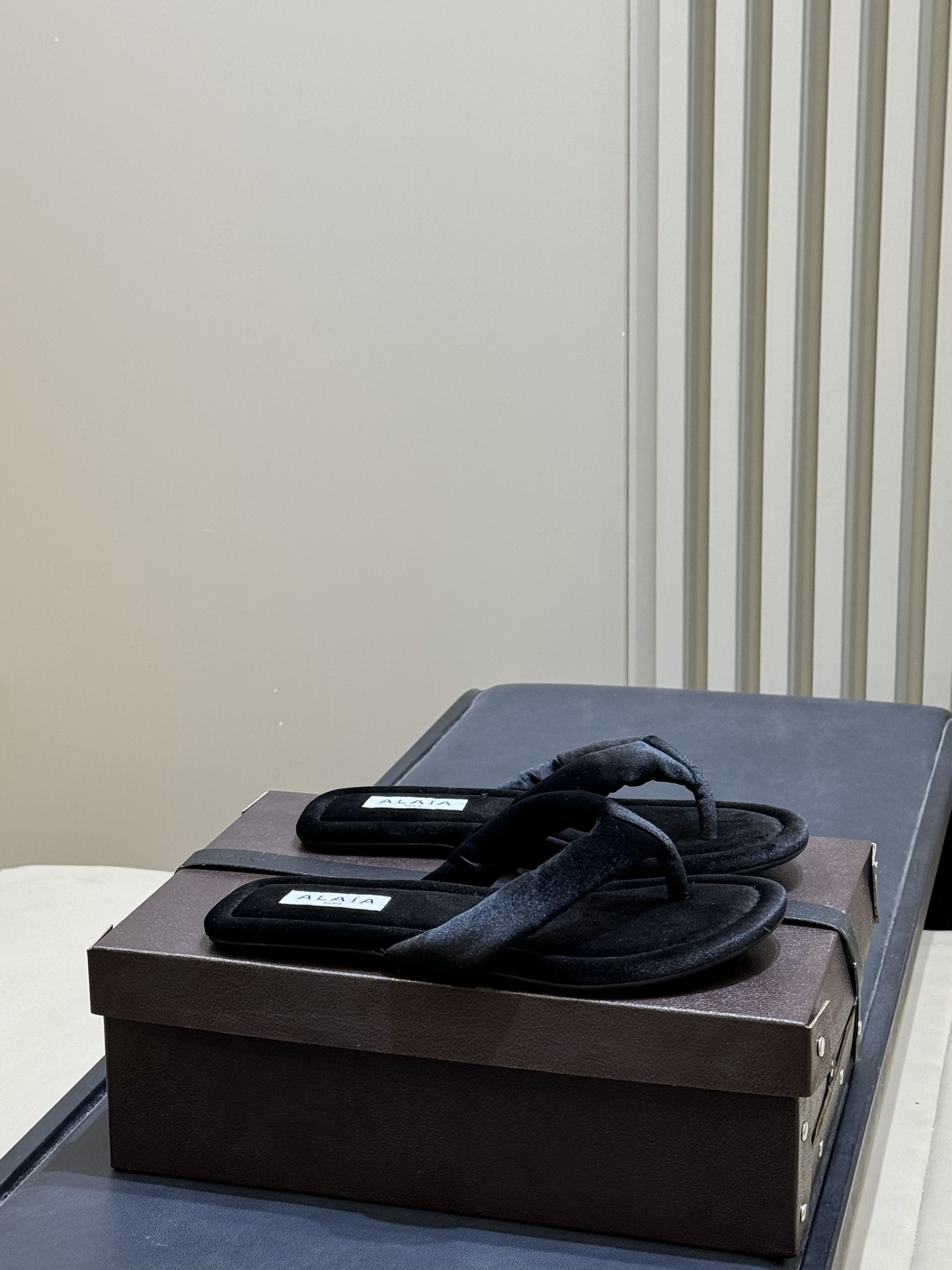 Alaia 26c 早春新款绒面人字拖 平底-20Alaia这款绒面人字拖，采用高品质绒面材质，触感柔软