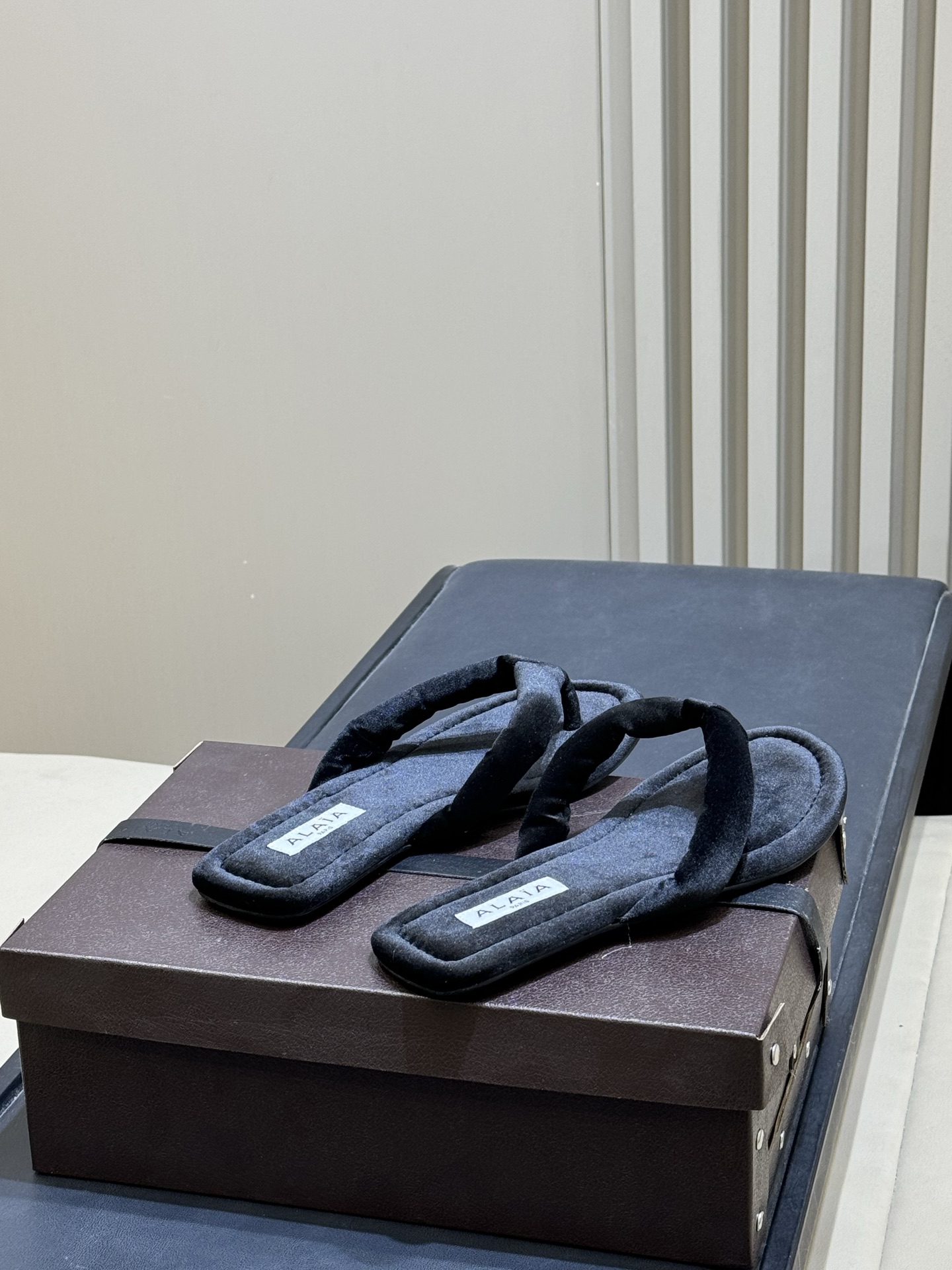 Alaia 26c 早春新款绒面人字拖 平底-20Alaia这款绒面人字拖，采用高品质绒面材质，触感柔软