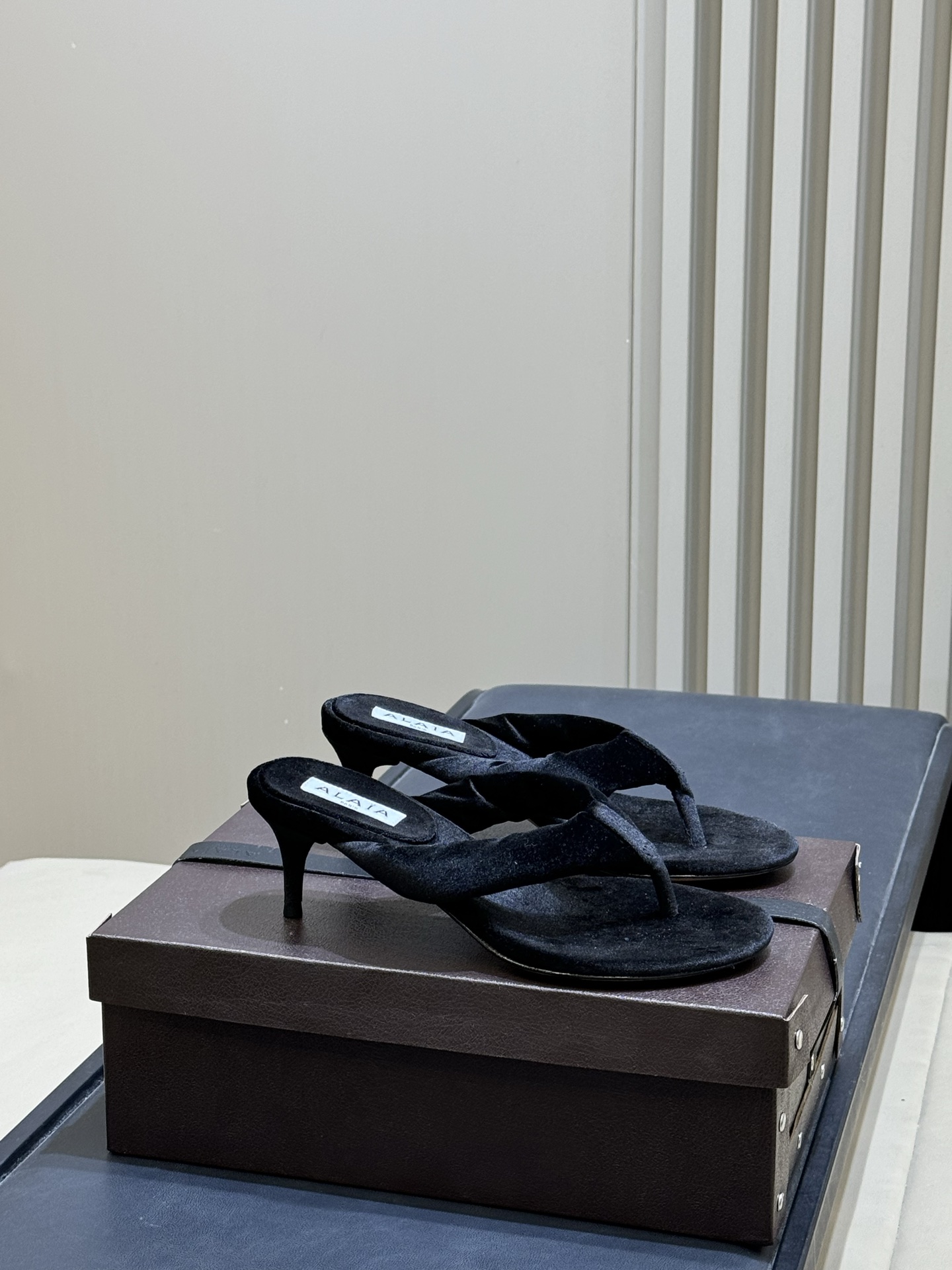 Alaia 26c 早春新款绒面人字拖 平底-20Alaia这款绒面人字拖，采用高品质绒面材质，触感柔软