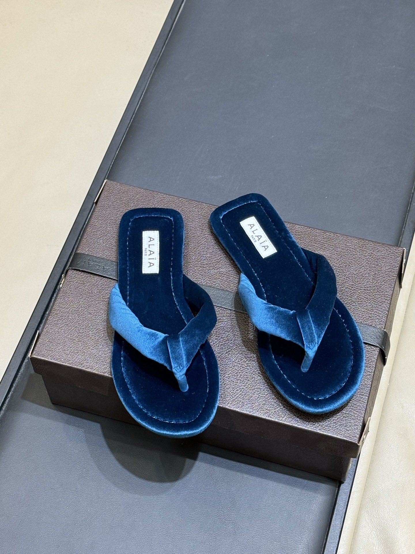 Alaia 26c 早春新款绒面人字拖 平底-20Alaia这款绒面人字拖，采用高品质绒面材质，触感柔软