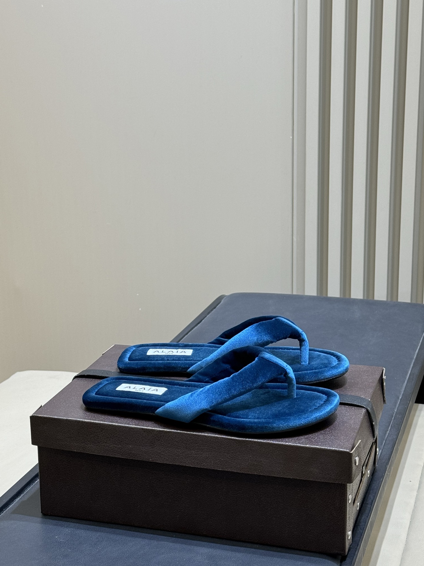 Alaia 26c 早春新款绒面人字拖 平底-20Alaia这款绒面人字拖，采用高品质绒面材质，触感柔软