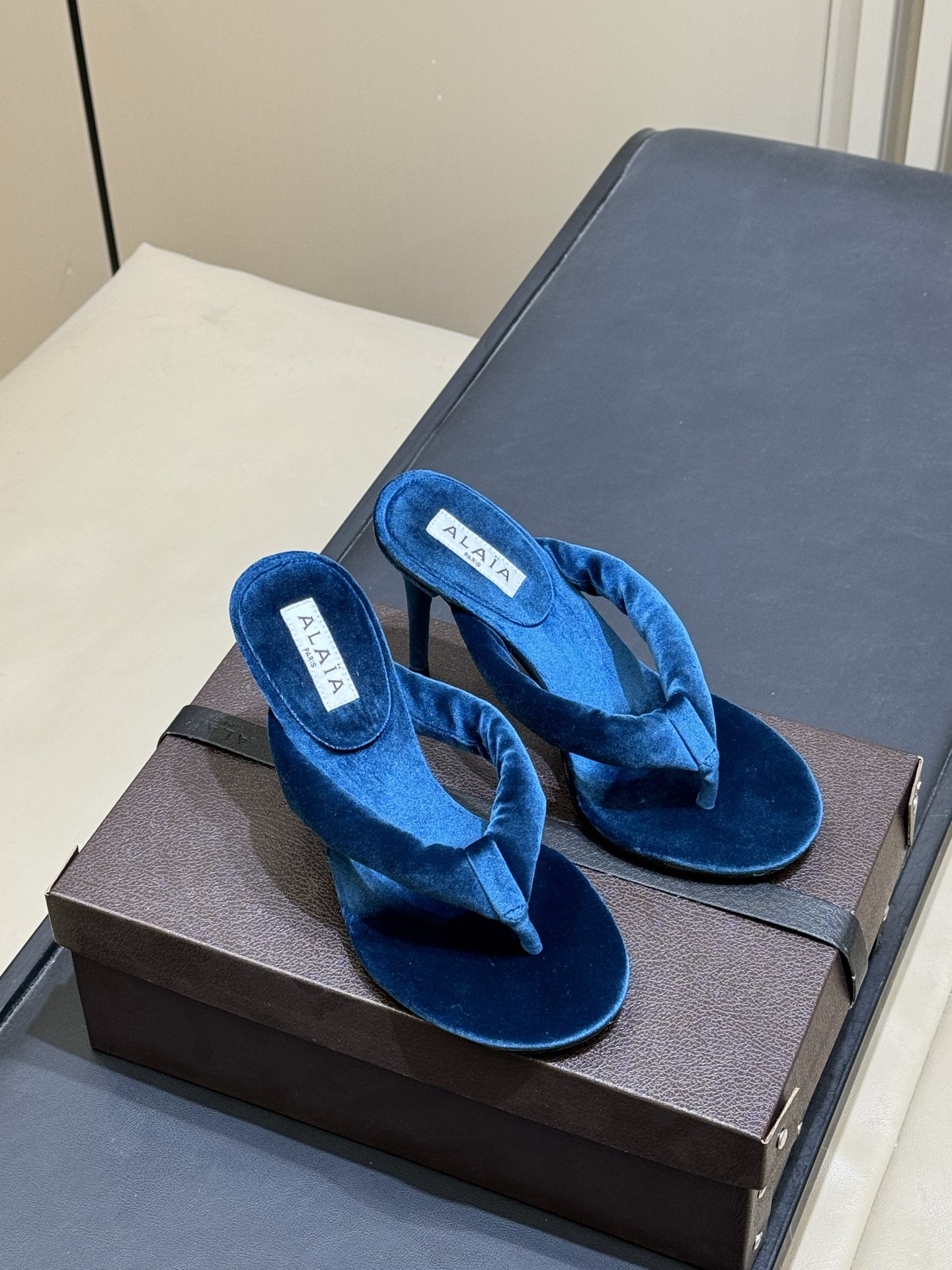 Alaia 26c 早春新款绒面人字拖 平底-20Alaia这款绒面人字拖，采用高品质绒面材质，触感柔软