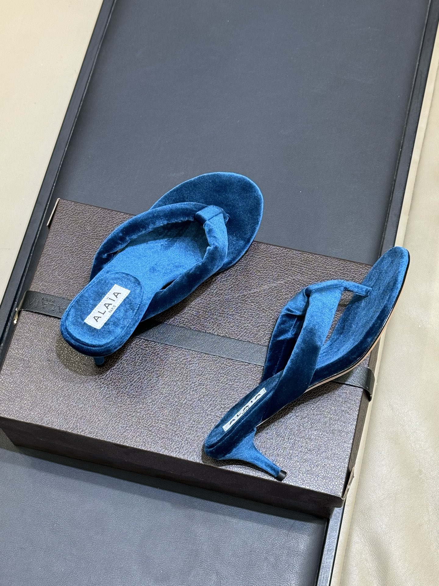 Alaia 26c 早春新款绒面人字拖 平底-20Alaia这款绒面人字拖，采用高品质绒面材质，触感柔软