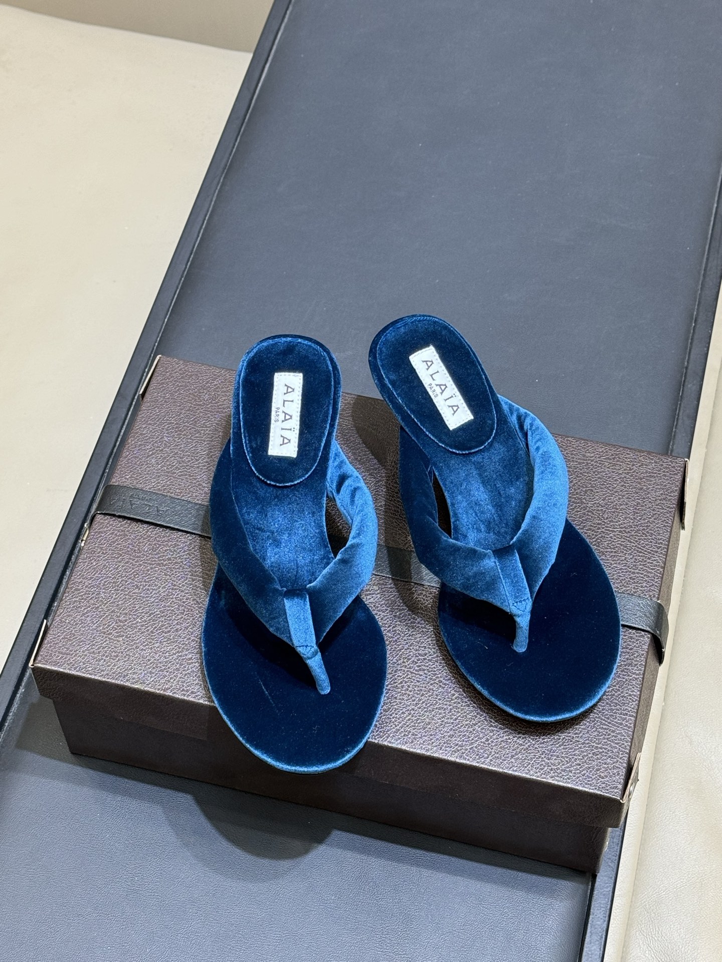 Alaia 26c 早春新款绒面人字拖 平底-20Alaia这款绒面人字拖，采用高品质绒面材质，触感柔软