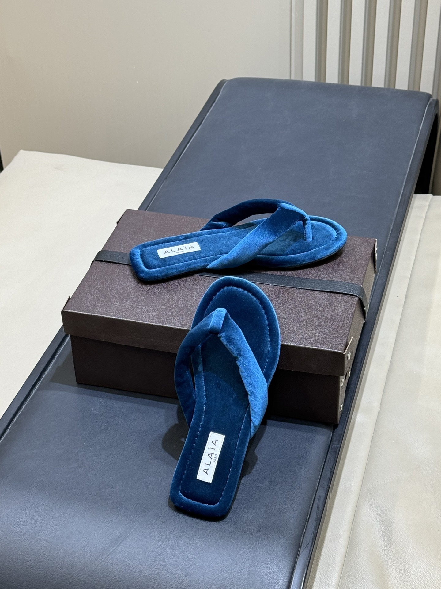 Alaia 26c 早春新款绒面人字拖 平底-20Alaia这款绒面人字拖，采用高品质绒面材质，触感柔软