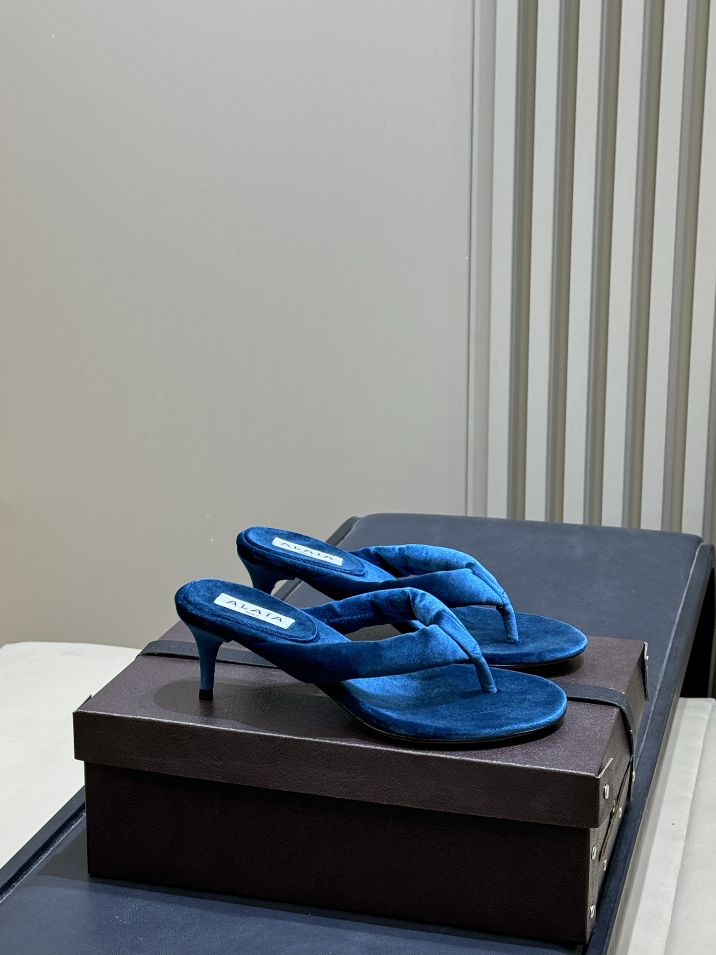 Alaia 26c 早春新款绒面人字拖 平底-20Alaia这款绒面人字拖，采用高品质绒面材质，触感柔软