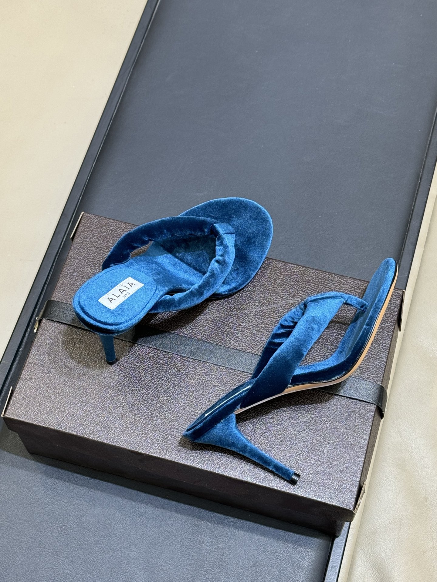 Alaia 26c 早春新款绒面人字拖 平底-20Alaia这款绒面人字拖，采用高品质绒面材质，触感柔软