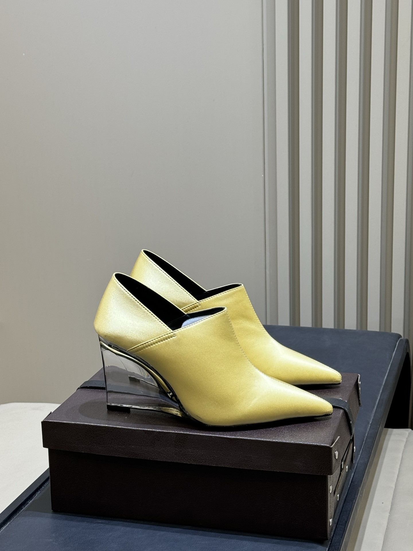 NO:706954,alaia ss26 new arrival～Pointed-toe transparent high-heeled shoes French-style pointed-toe short boots, made of genuine leather + transparent thick heels, fashionable and stable, great for autumn and winter wear! The pointed-toe design lengthens the leg line, making you look slimmer and taller, and the transparent heels add a sense of modernity. It can be easily worn with skirts and trousers. The boots are ankle-length, modifying the foot shape, and are suitable for commuting and dating. The red color is super bright, and paired with dark or neutral color clothing, the layered look is perfect!  size:35-41,high heels,alaia,boots,high heels,skirts19860909alaia ss26 new arrival～尖头透明高跟鞋 法式风格尖头短靴,真皮材质+透明粗跟,时髦又稳固,秋冬穿搭超加分!尖头设计拉长腿部线条,显瘦显高,透明跟增添现代感,裙装裤装都能轻松驾驭.靴筒及踝,修饰脚型,通勤约会都很适合.红色超亮眼,搭配深色或中性色服饰,造型层次感满分! size:35-41,高跟鞋,alaia,boots,high heels,skirts,Women's Shoes