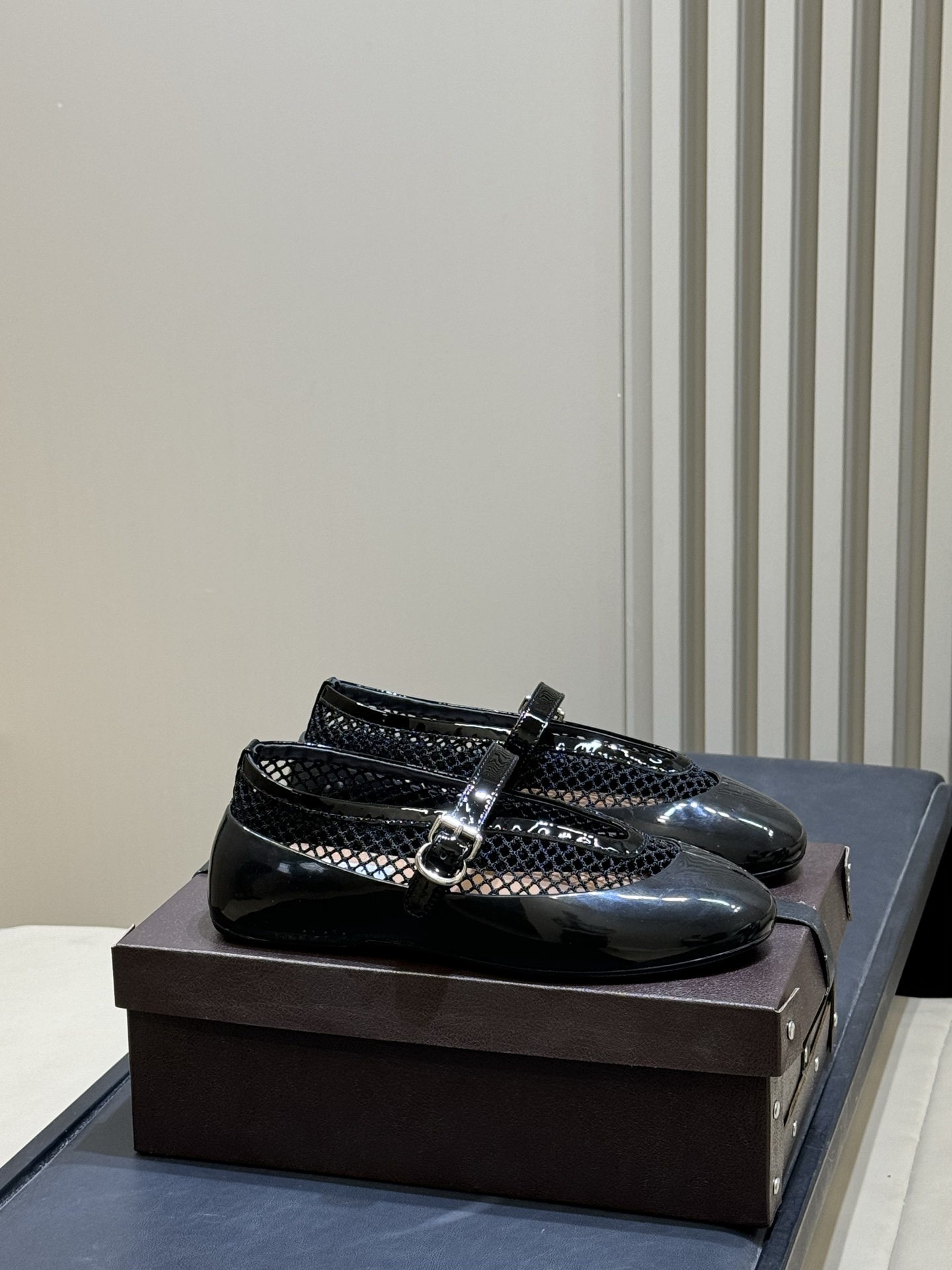 NO:721626,Alaia fishnet ballet flats Alaia fishnet ballet flats, glossy black + fishnet weaving, superb craftsmanship. Classic Mary Jane buckle, comfortable and stable, easy to control in daily life or special occasions. The fishnet design is lazy and casual, with super gorgeous rhinestone details, fashionable and practical, it is a must-have item for high-end fashion! size: 35-41 (40.41 customization is not returnable), ballet shoes, alaia, mary jane, flats19860909Alaia渔网芭蕾平底鞋 Alaia渔网芭蕾平底鞋,黑色亮面+渔网编织,工艺超赞.经典玛丽珍一字扣带,舒适又稳固,日常或特殊场合都能轻松驾驭.渔网设计慵懒随性,水钻细节超华丽,时髦又实用,是高端时尚必入单品! size:35-41（40.41定制不退换）,芭蕾舞鞋,alaia,mary jane,flats,Women's Shoes