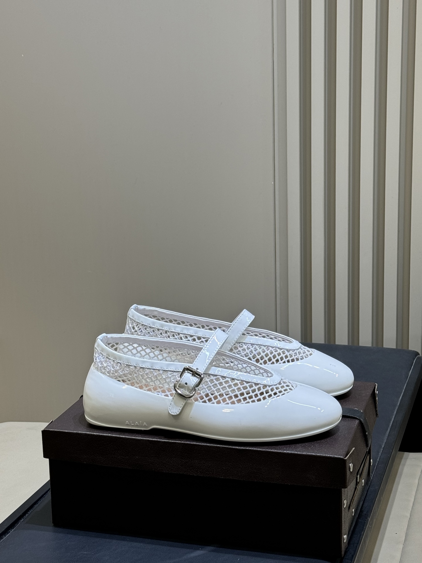 NO:705872,Top quality Alaia fishnet ballet flats Alaia fishnet ballet flats, glossy black + fishnet weaving, superb craftsmanship. Classic Mary Jane buckle, comfortable and stable, easy to control for daily or special occasions. The fishnet design is lazy and casual, with super gorgeous rhinestone details, fashionable and practical, it is a must-have item for high-end fashion! Size: 35-41, Mary Jane, alaia, mary jane, flats19860909顶级品质 Alaia渔网芭蕾平底鞋 Alaia渔网芭蕾平底鞋,黑色亮面+渔网编织,工艺超赞.经典玛丽珍一字扣带,舒适又稳固,日常或特殊场合都能轻松驾驭.渔网设计慵懒随性,水钻细节超华丽,时髦又实用,是高端时尚必入单品! size:35-41,玛丽珍,alaia,mary jane,flats,Women's Shoes