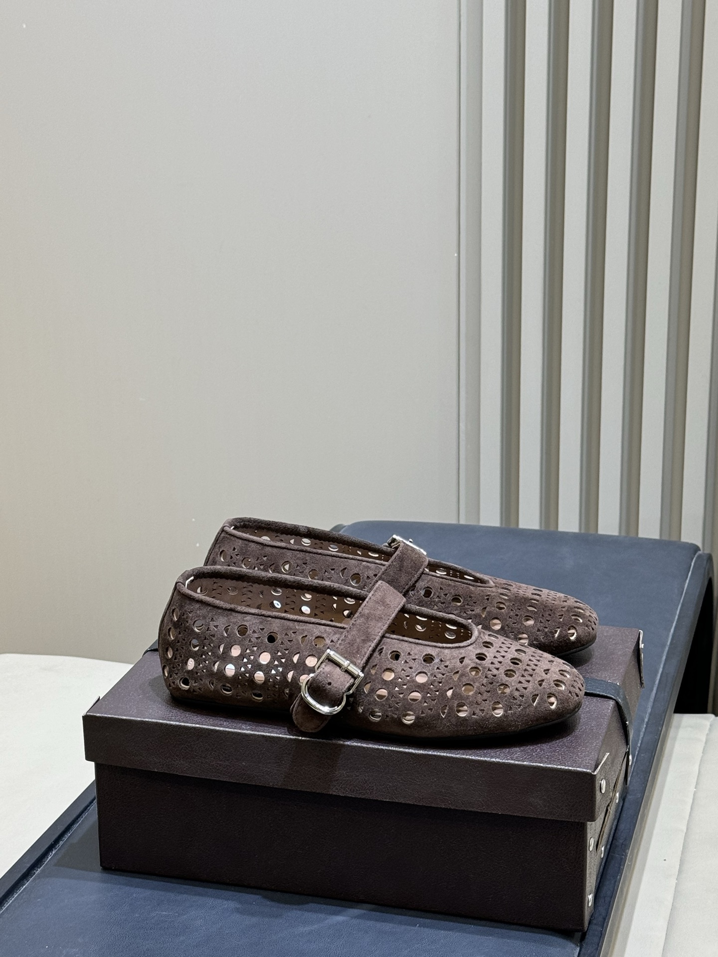 NO:721636,Alaia 26c new arrival~ If your impression of balletcore ballet style is still limited to soft tones and strap elements, ALAIA is here to show you the advanced version of ballet aesthetics!  Combining ballet shoes with metal elements, you get the new WS25 Vienne metal hole ballet shoes. Who said that balletcore only has a sweet style? This kind of sweet and cool is the king!  Made of lambskin inside and outside, soft rubber sole, full foot feel, size 35-41 (40.41 custom return), ballet shoes, alaia, sheepskin19860909Alaia 26c new arrival～ 大家对balletcore 芭蕾风的印象是不是还停留在柔和色调和绑带的元素,ALAIA来向你展示芭蕾美学的进阶版！将芭蕾舞鞋和金属元素进行结合就得到了WS25新款 Vienne 金属洞眼芭蕾舞鞋 谁说balletcore 只有甜甜的风格,这种又甜又酷才是王炸好吗！ 里外小羊皮材质,软胶底,脚感满分 size 35-41（40.41定制退换）,芭蕾舞鞋,alaia,sheepskin,Women's Shoes