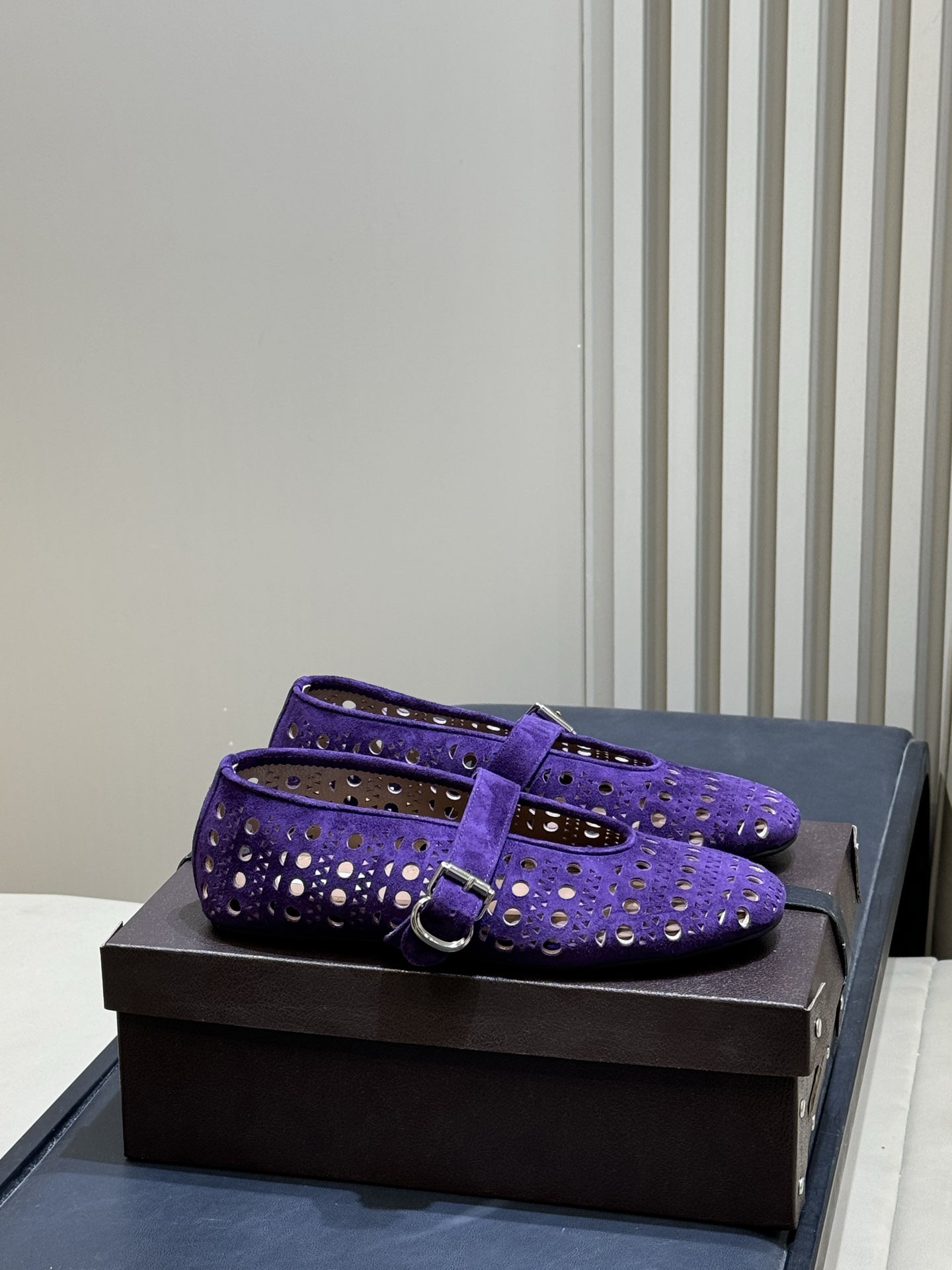 NO:705879,Top quality ALAiAI 26c new arrival~ If your impression of balletcore ballet style is still limited to soft tones and strappy elements, ALAIA is here to show you the advanced version of ballet aesthetics!  Combining ballet shoes with metal elements, you get the new WS25 Vienne metal hole ballet shoes. Who said that balletcore only has a sweet style? This kind of sweet and cool is the king!  Made of lambskin inside and outside, soft rubber sole, perfect foot feel size 35-41, Mary Jane, alaia, mary jane, sheepskin19860909顶级品质 ALAiAI 26c new arrival～ 大家对balletcore 芭蕾风的印象是不是还停留在柔和色调和绑带的元素,ALAIA来向你展示芭蕾美学的进阶版！将芭蕾舞鞋和金属元素进行结合就得到了WS25新款 Vienne 金属洞眼芭蕾舞鞋 谁说balletcore 只有甜甜的风格,这种又甜又酷才是王炸好吗！ 里外小羊皮材质,软胶底,脚感满分 size 35-41,玛丽珍,alaia,mary jane,sheepskin,Women's Shoes