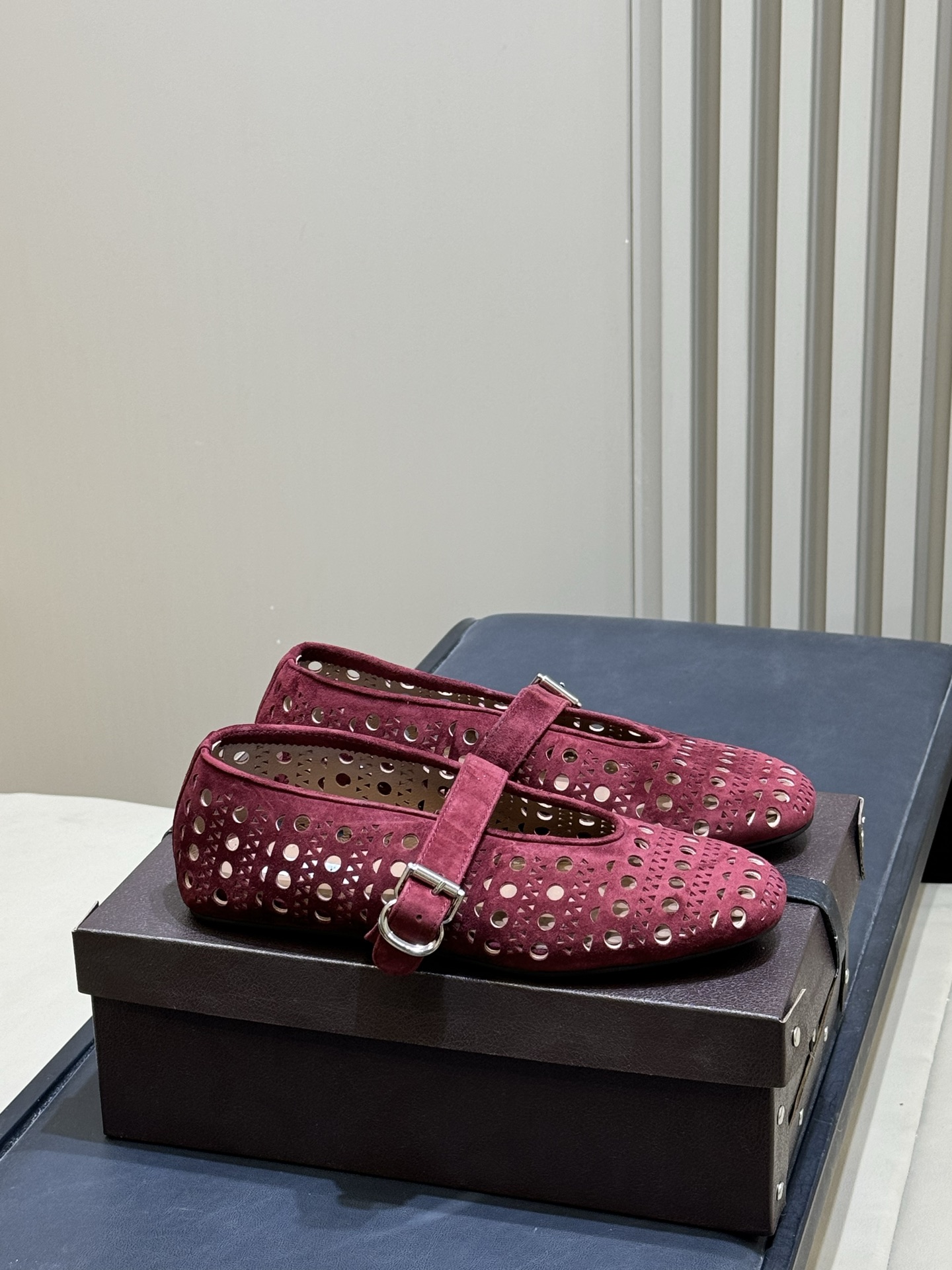 NO:706962,ALAiAI 26c new arrival~ If your impression of balletcore ballet style is still limited to soft tones and strappy elements, ALAIA is here to show you the advanced version of ballet aesthetics!  Combining ballet shoes with metal elements, you get the new WS25 Vienne metal hole ballet shoes. Who said that balletcore only has a sweet style? This kind of sweet and cool is the king!  Made of lambskin inside and outside, soft rubber sole, perfect foot feel, size 35-41, ballet shoes, alaia, sheepskin19860909ALAiAI 26c new arrival～ 大家对balletcore 芭蕾风的印象是不是还停留在柔和色调和绑带的元素,ALAIA来向你展示芭蕾美学的进阶版！将芭蕾舞鞋和金属元素进行结合就得到了WS25新款 Vienne 金属洞眼芭蕾舞鞋 谁说balletcore 只有甜甜的风格,这种又甜又酷才是王炸好吗！ 里外小羊皮材质,软胶底,脚感满分 size 35-41,芭蕾舞鞋,alaia,sheepskin,Women's Shoes