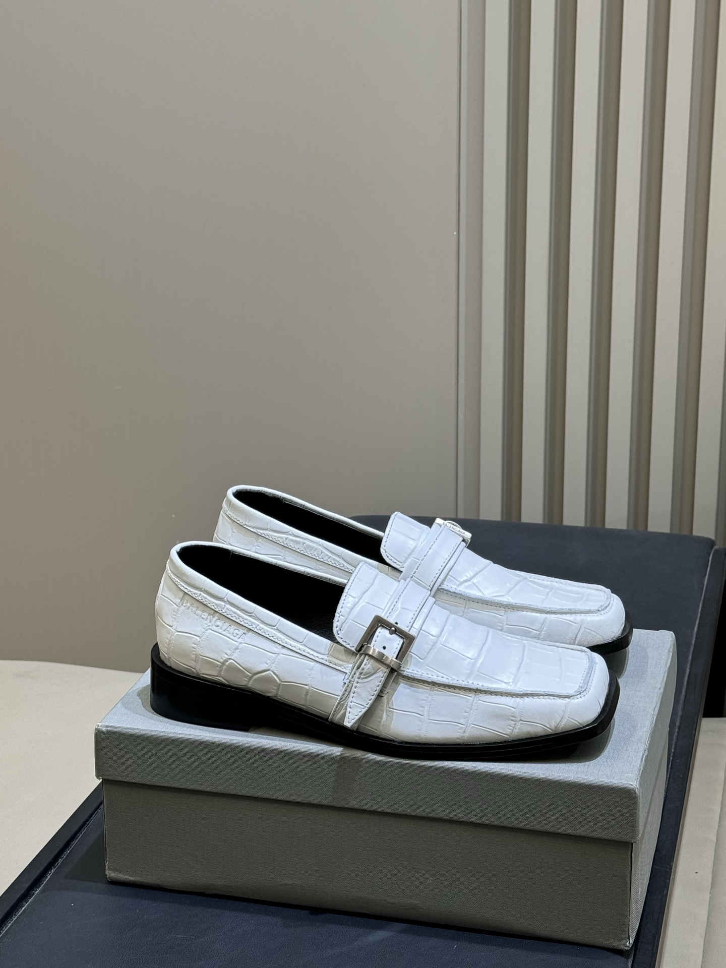 Белые женские лоферы Balenciaga с квадратным носком