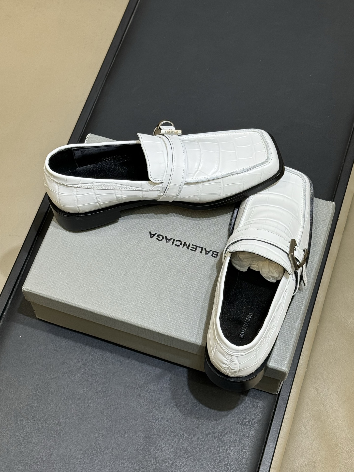 Белые женские лоферы Balenciaga с квадратным носком