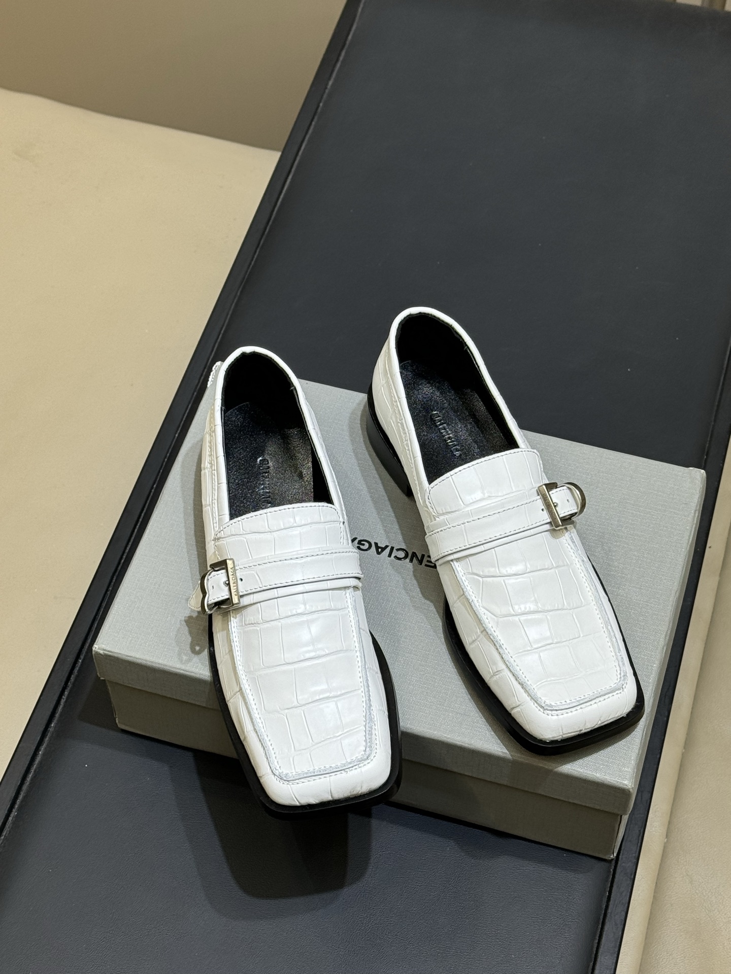 Белые женские лоферы Balenciaga с квадратным носком