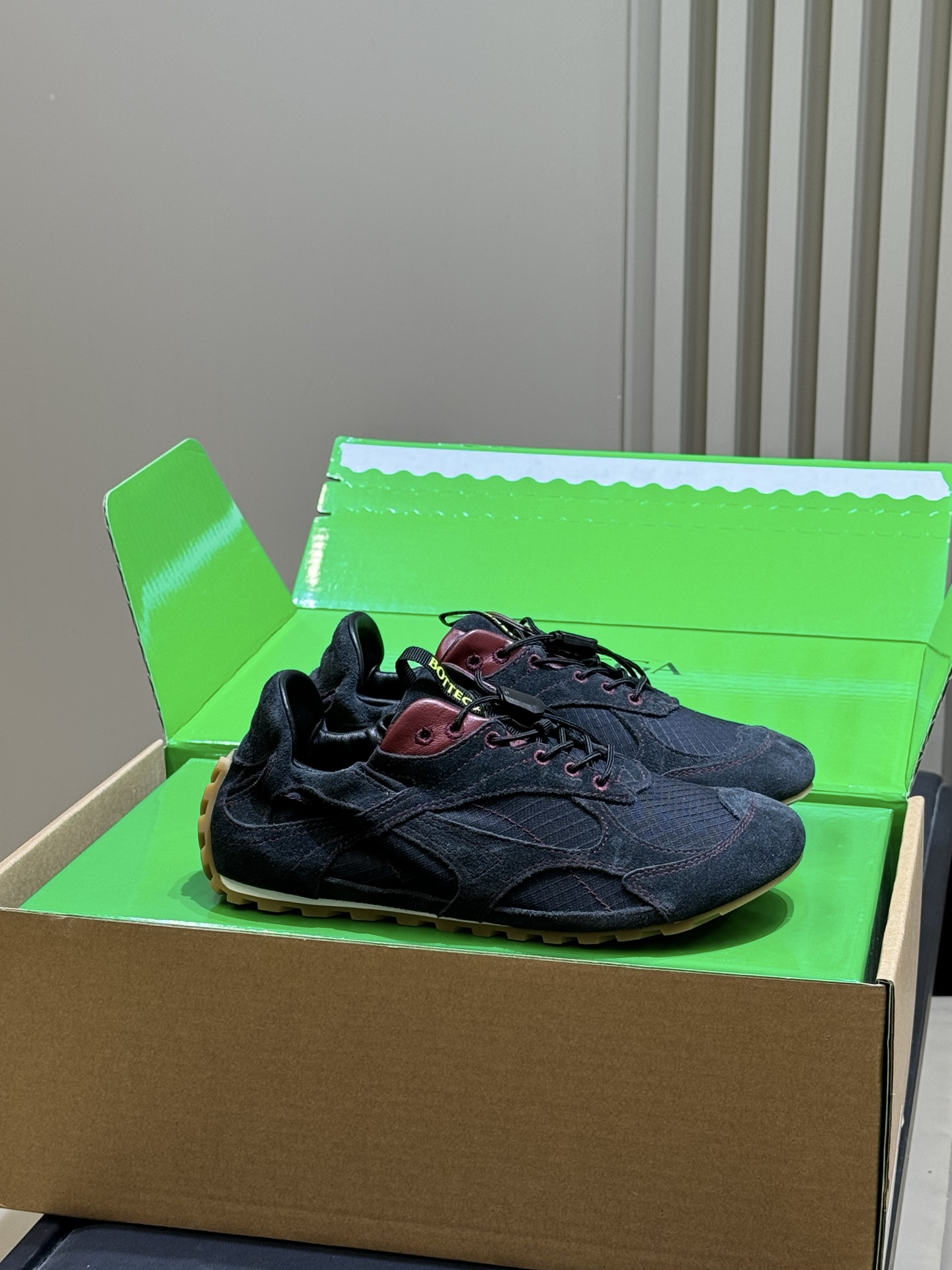 NO:707799,Bottega Veneta OrbitFlash sneakers are suede + nylon stitching, with a delicate and durable texture, and are lined with super soft sheep leather. The shoelaces are inspired by hiking equipment, and the drawstring buckle design is practical and detailed. The rubber outsole has strong grip and is OK for daily or light outdoor use! The black and red color scheme is low-key and stylish, simple and advanced, easy to control a variety of styles, comfortable and fashionable size: 35-45, casual shoes/sports shoes, tom ford, Bottega  veneta,sneakers,sheepskin,chamois leather19860909Bottega VenetaOrbitFlash运动鞋 麂皮+尼龙拼接,质感细腻又耐用,内衬羊皮革超柔软.鞋带灵感来自徒步装备,抽绳扣设计实用又有细节感.橡胶外底抓地力强,日常或轻户外都OK!黑红配色低调有型,简约高级,轻松驾驭多种穿搭风格,舒适又时髦 size:35-45,休闲鞋/运动鞋,tom ford,bottega veneta,sneakers,sheepskin,chamois leather,Women's Shoes