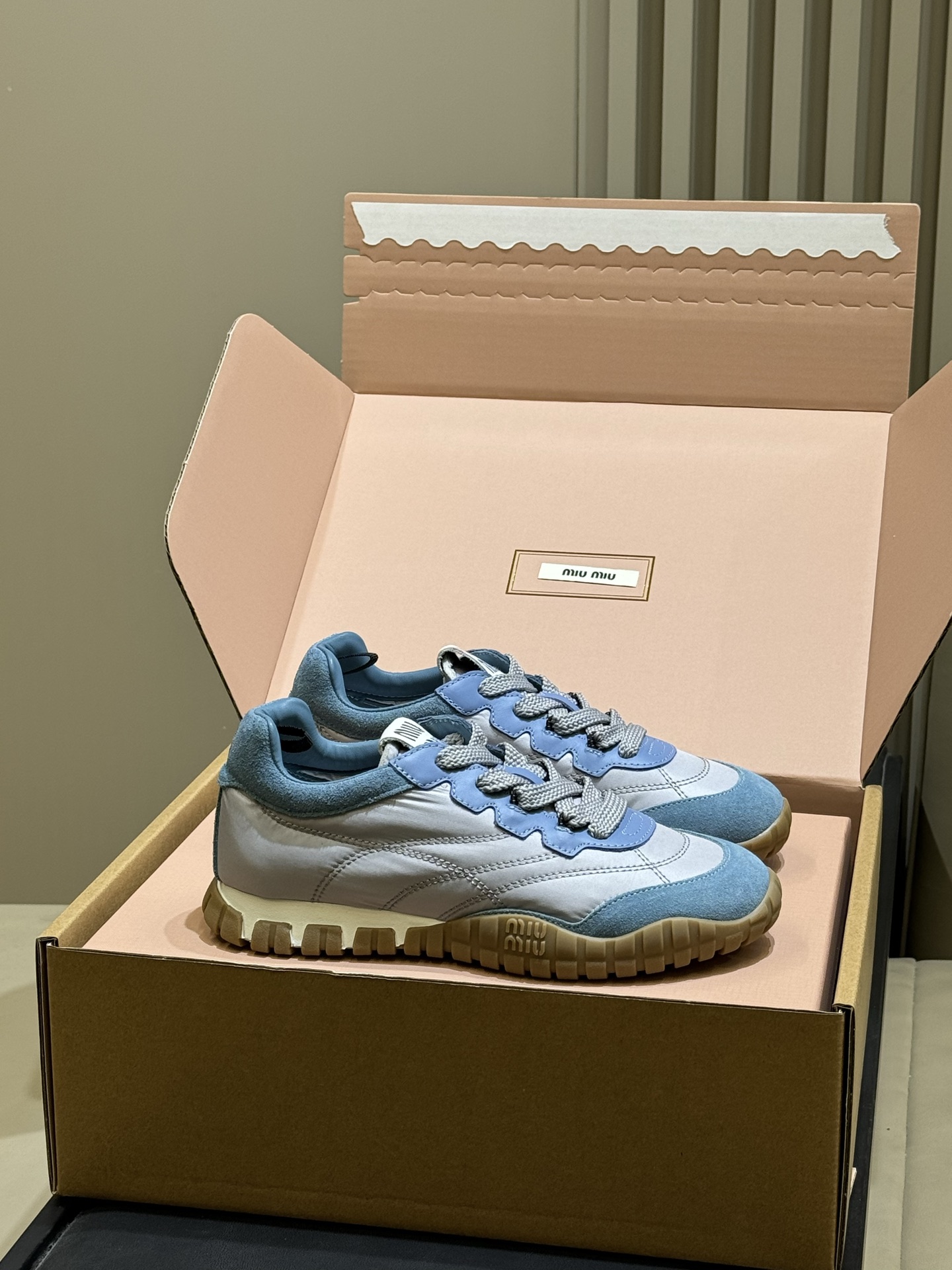 NO:705871,Top quality Miu26c new arrival ~ Miu Miu 2026 early spring series Tire tire moral training shoes, retro sports style, leather + suede stitching, perfect texture. The soles are inspired by tire patterns, strong grip and super recognizable! The tongue and shoelaces have exquisite details and full brand sense. They are OK for daily wear or light sports, comfortable and fashionable, and are a must-have popular item for Miu Miu girls!  size:35-41,casual shoes/sports shoes,miumiu,sneakers,chamois leather19860909顶级品质 Miu26c new arrival～德训鞋 Miu Miu2026早春系列Tyre轮胎德训鞋,复古运动风,皮革+麂皮拼接,质感满分.鞋底灵感来自轮胎纹路,抓地力强又超有辨识度!鞋舌和鞋带细节精致,品牌感十足.日常穿搭或轻运动都很OK,舒适又时髦,是Miu Miu女孩必入热门单品! size:35-41,休闲鞋/运动鞋,miumiu,sneakers,chamois leather,Women's Shoes