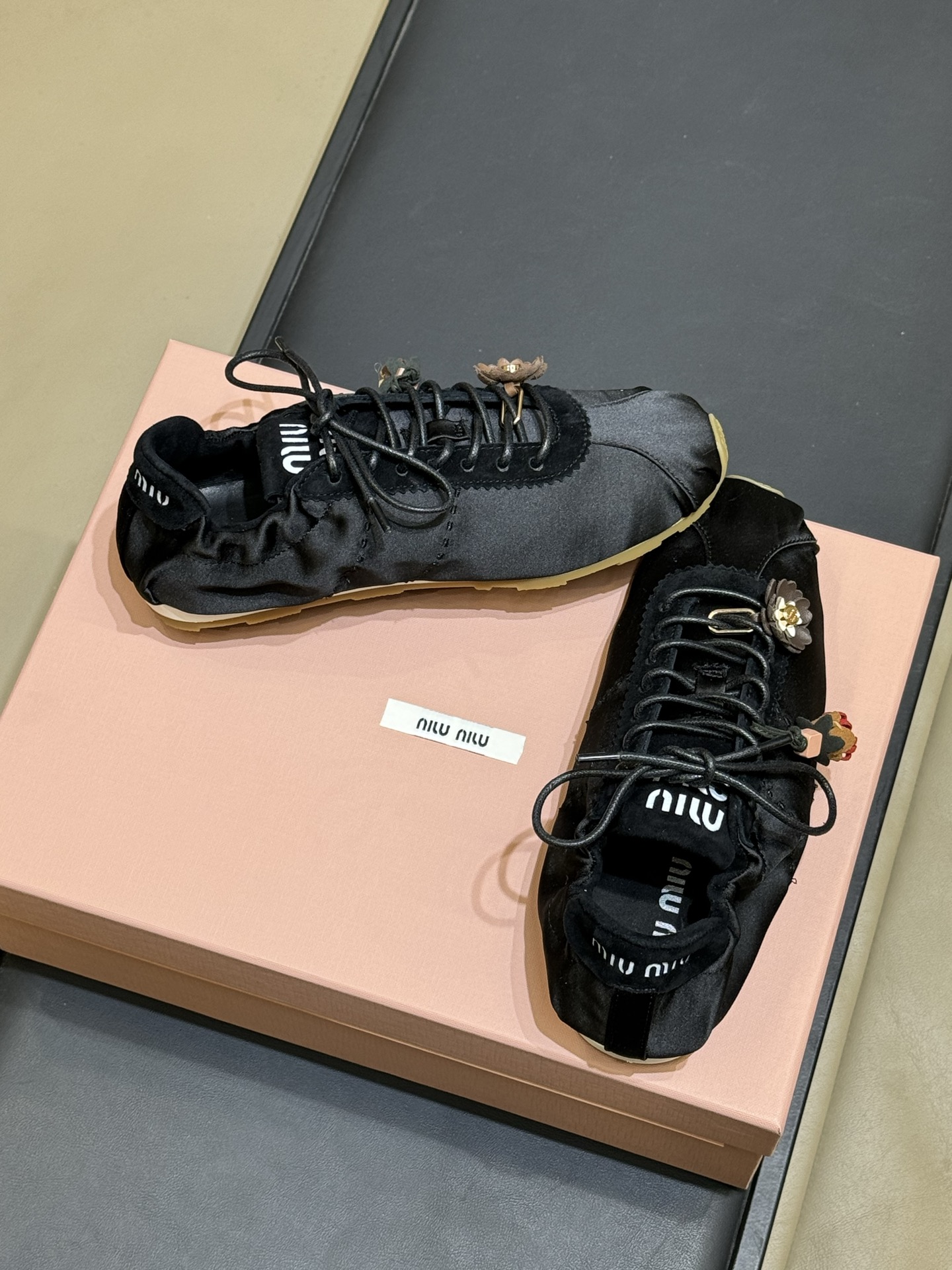 Женские черные сатиновые кроссовки Miu Miu