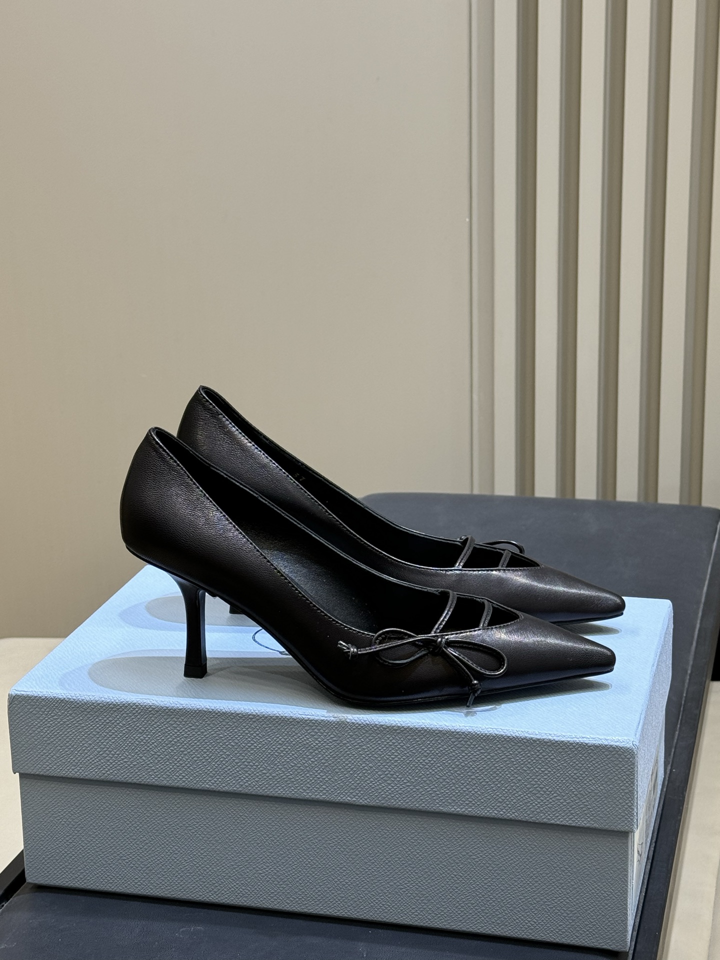 NO:707548,Top quality prada 26c new arrival ~ high-heeled shoes Prada pointed-toe high-heeled shoes are made of high-quality calf leather, with a delicate glossy upper and perfect texture. The pointed toe + thin ribbon bow design is elegant and refined, elongating the leg line while taking into account comfort. There is a Prada logo on the inside of the shoe, which is full of brand sense. Whether it is paired with a skirt or a suit, it can be easily worn and is suitable for commuting and formal occasions. It is a practical and fashionable must-have item!  size:35-41, high heels, prada, high heels, skirts, business suit, cowhide19860909顶级品质 prada 26c new arrival～高跟单鞋 Prada尖头高跟鞋,选用优质小牛皮,鞋面光泽细腻,质感满分.尖头+细带蝴蝶结设计,优雅又精致,拉长腿部线条同时兼顾舒适.鞋内侧有Prada标志,品牌感十足.无论搭配裙装还是西装,都能轻松驾驭,通勤,正式场合都很适合,是实用又时髦的必备单品! size:35-41,高跟鞋单鞋,prada,high heels,skirts,business suit,cowhide,Women's Shoes