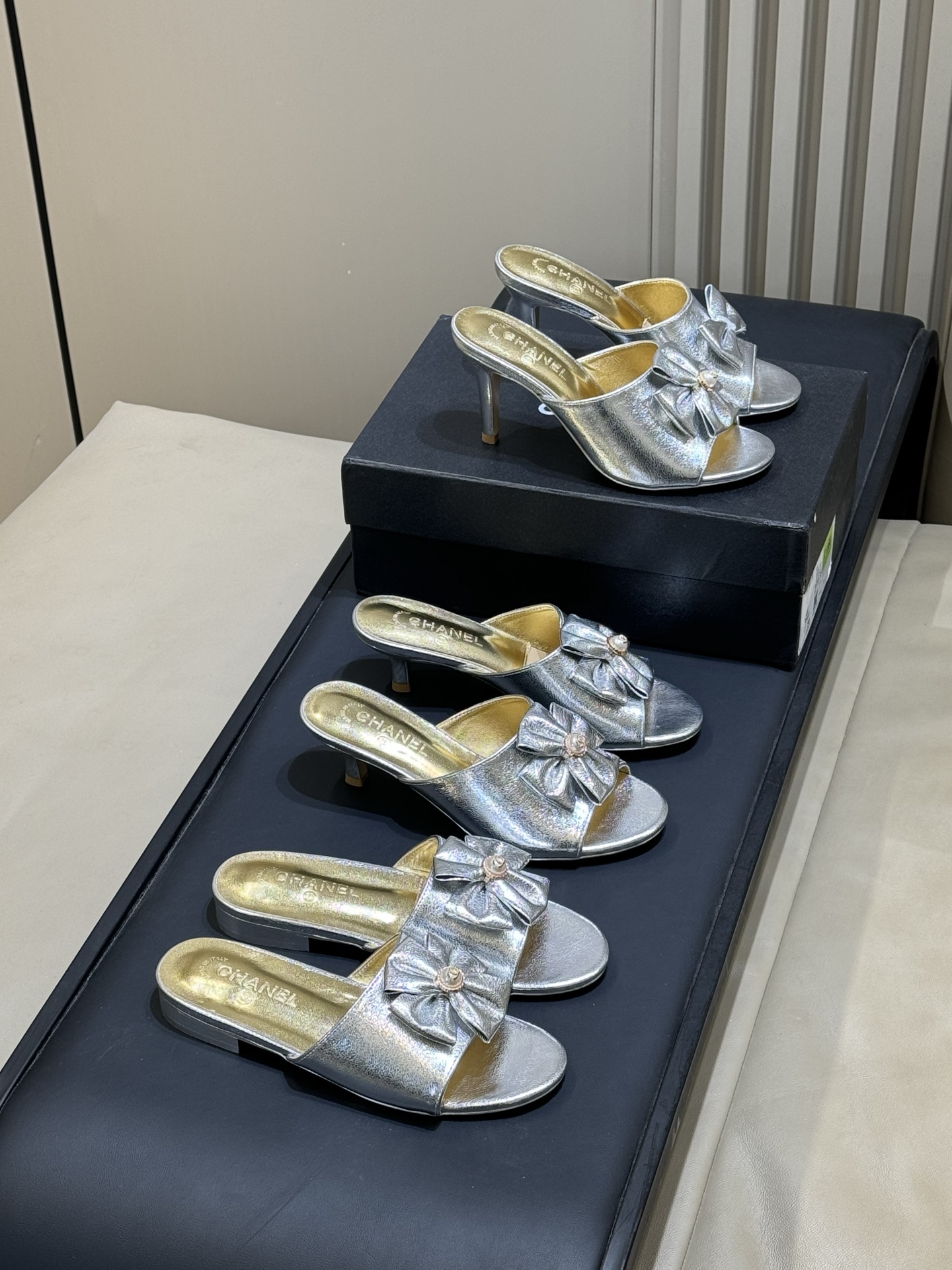 NO:707524,Top quality chane…l 26c new arrival bow mules. Xiaoxiang bow mules, metallic gloss upper + three-dimensional bow, double C logo in the center, full of brand sense! Open toe design + low heel, comfortable and elegant, easy to wear in daily life or party. The insole is soft and fit, and the wearing experience is great. The silver color is super eye-catching under the light. It goes well with simple or gorgeous clothes. Size: 35-41, slippers, chanel, slippers19860909顶级品质 chane…l 26c new arrival蝴蝶结穆勒鞋 小香蝴蝶结穆勒鞋,金属光泽鞋面+立体蝴蝶结,中央点缀双C标志,品牌感满满!露趾设计+低跟,舒适又优雅,日常或派对都能轻松驾驭.鞋垫柔软贴合,穿着体验超赞,银色在灯光下超吸睛,搭配简约或 华丽服饰都很出彩 size:35-41,拖鞋,chanel,slippers,Women's Shoes