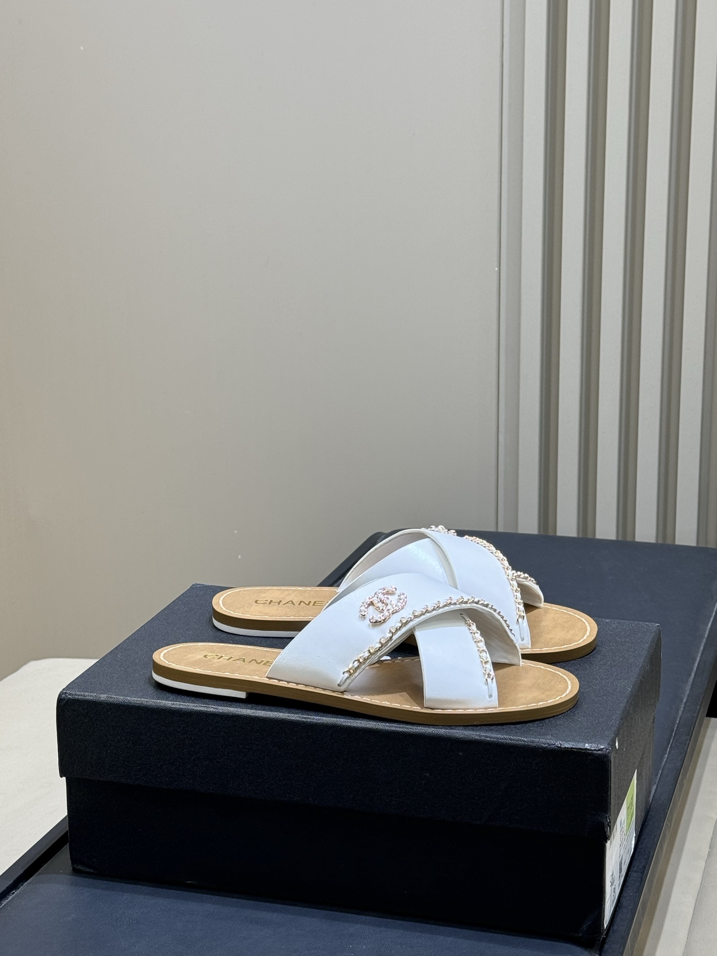 NO:722829,Top quality chane…l 26c new arrival cross sandals Xiaoxiang 2026 early spring series white cross sandals, genuine leather material + metal chain, classic double C logo is very recognizable. Flat soft bottom design, super comfortable for daily wear, cross straps modify the foot shape, slim and fashionable! The white color is versatile, can be easily worn in skirts and jeans, and is suitable for going out in the summer, vacation, and commuting.  size:35-41,slippers,chanel,slippers,skirts,jeans19860909顶级品质 chane…l 26c new arrival 交叉凉拖 小香2026早春系列白色交叉凉拖,真皮材质+金属链条,经典双C标志超有辨识度.平底软底设计,日常穿超舒适,交叉带修饰脚型,显瘦又时髦!白色百搭,裙装,牛仔裤都能轻松hold住,夏天出街,度假,通勤都很适合 size:35-41,拖鞋,chanel,slippers,skirts,jeans,Women's Shoes