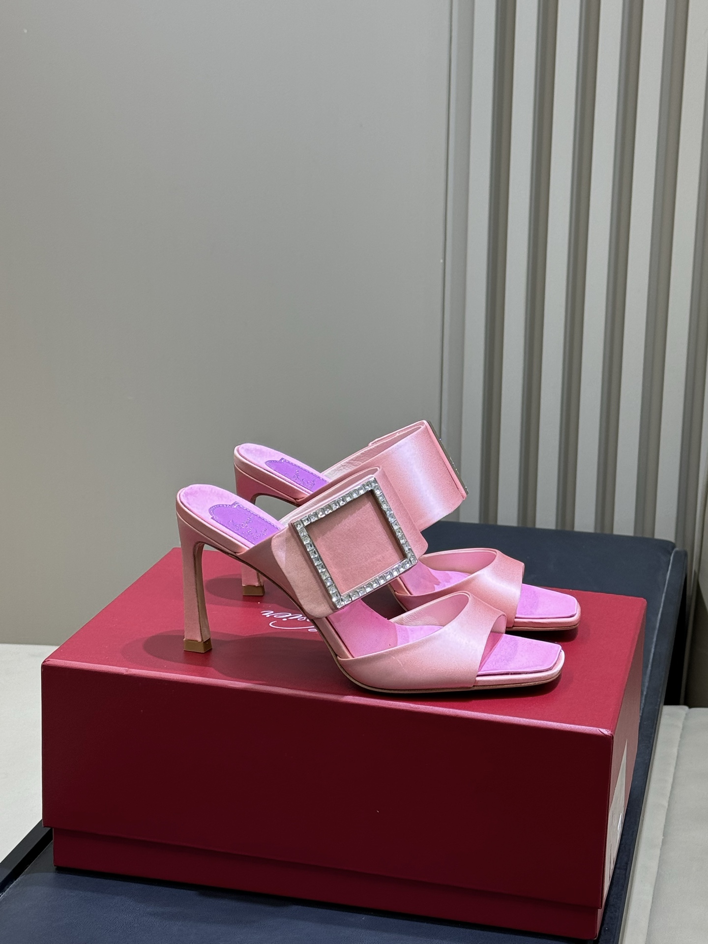 NO:707918,roger vivier fw26 new arrival～Diamond buckle high heels Rv's Trompette series of high heels, silk satin + square rhinestone buckle, super recognizable! Walk steadily and elegantly, the mule design is easy to put on and take off, and the pink details of the insole are super bonus points. Whether it is worn with skirts or trousers, it can easily enhance the temperament of an urban lady. It can be worn at dinners and parties in daily life, fashionable and practical! Size: 35-40 (40 customized non-refundable), high heels and slippers, roger  vivier,high heels,slippers,skirts19860909roger vivier fw26 new arrival～钻扣高跟鞋 Rv家的Trompette系列高跟鞋,丝缎+方形水钻扣,超有辨识度!走路稳又优雅,穆勒鞋设计穿脱方便,鞋垫粉色细节超加分 论搭裙装还是裤装,都能轻松提升都市淑女气质,晚宴,派对,日常都能驾驭,时髦又实用! size:35-40（40定制不退换）,高跟鞋拖鞋,roger vivier,high heels,slippers,skirts,Women's Shoes