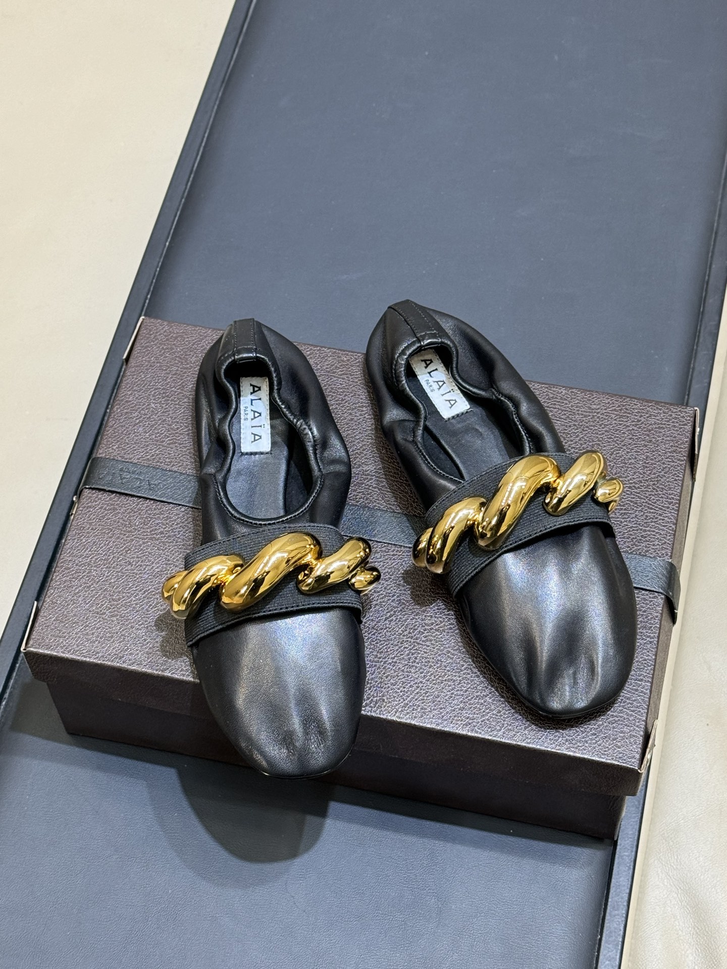 ALAiAI 26c new arrival～芭蕾舞鞋Alaia金链条芭蕾舞鞋，采用超软纳帕羊皮，脚感柔