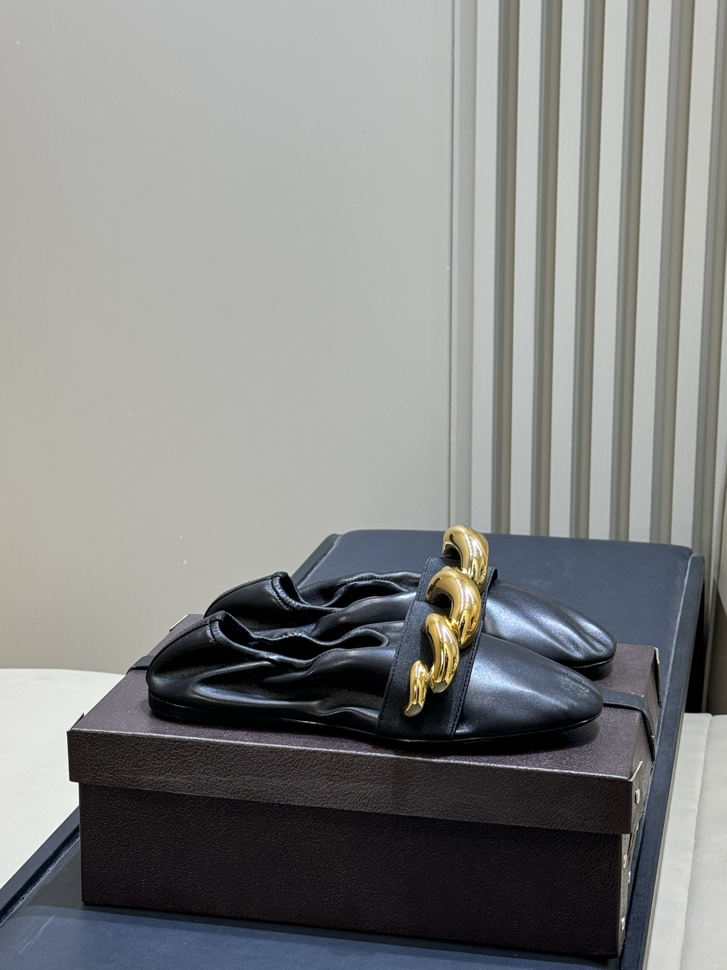 NO:721622,Alaia 26c new arrival～Ballet Shoes Alaia gold chain ballet shoes are made of super soft nappa sheepskin. The feet feel soft and comfortable, like stepping on clouds. The golden spiral chain on the upper and sculptural jewelry elements are fashionable and recognizable. The elastic edges fit the foot shape and can be easily worn in daily wear or formal occasions. The elegant and modern style can be matched with skirts and trousers to easily enhance the look.  size:35-41 (40.41 customization is not returnable), ballet shoes, alaia, skirts, sheepskin19860909Alaia 26c new arrival～芭蕾舞鞋 Alaia金链条芭蕾舞鞋,采用超软纳帕羊皮,脚感柔软舒适,像踩在云朵上~鞋面金色螺旋链条,雕塑感珠宝元素,时髦又有辨识度 .弹力鞋缘贴合脚型,日常穿搭或正式场合都能轻松驾驭,优雅摩登风格,裙装裤装 都能搭配,轻松提升造型感 size:35-41（40.41定制不退换）,芭蕾舞鞋,alaia,skirts,sheepskin,Women's Shoes