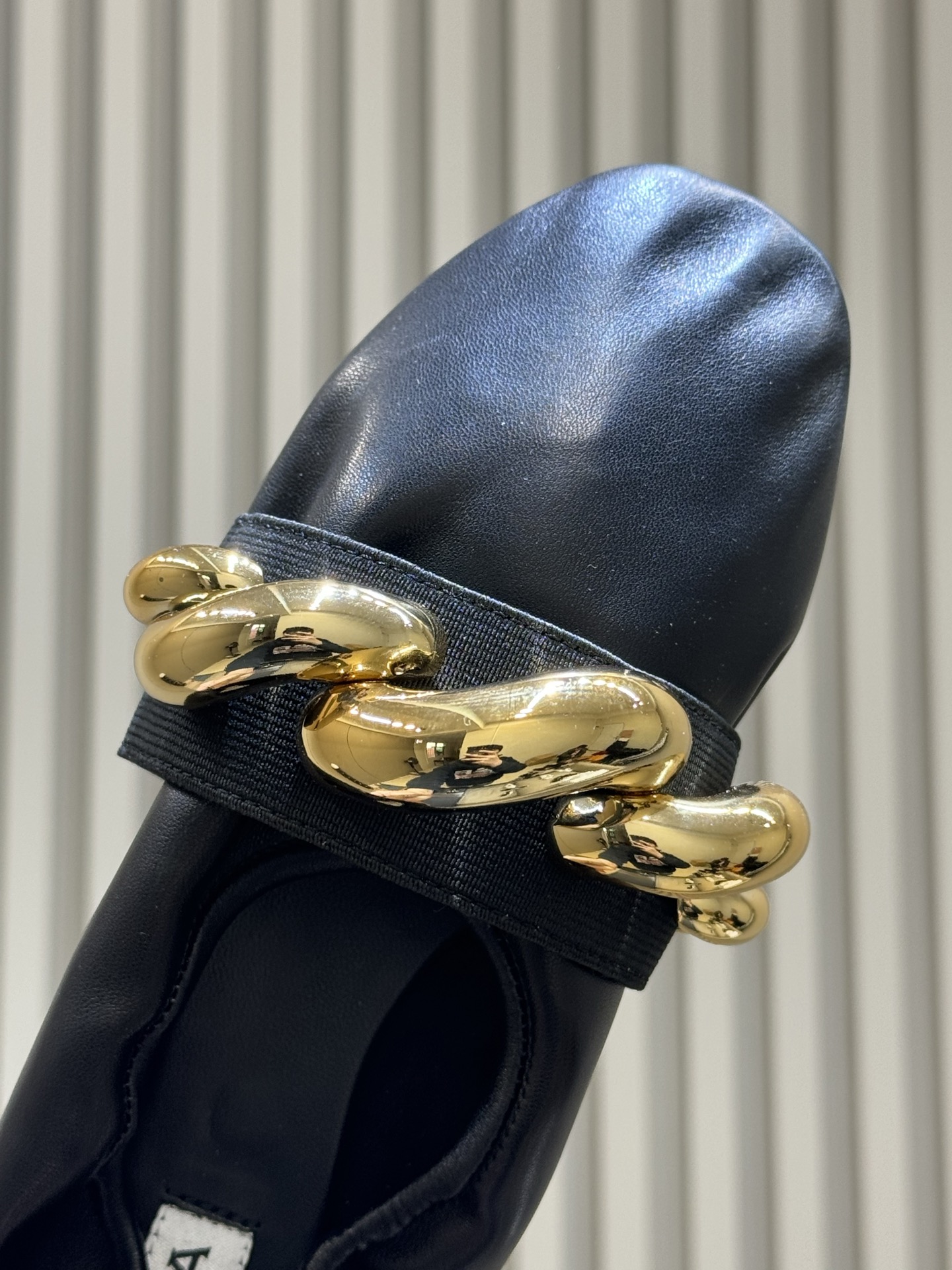 ALAiAI 26c new arrival～芭蕾舞鞋Alaia金链条芭蕾舞鞋，采用超软纳帕羊皮，脚感柔