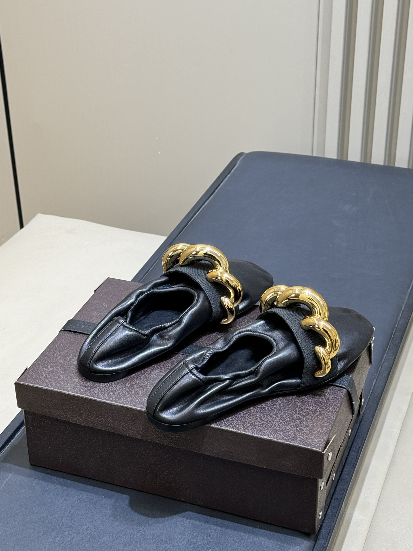 ALAiAI 26c new arrival～芭蕾舞鞋Alaia金链条芭蕾舞鞋，采用超软纳帕羊皮，脚感柔