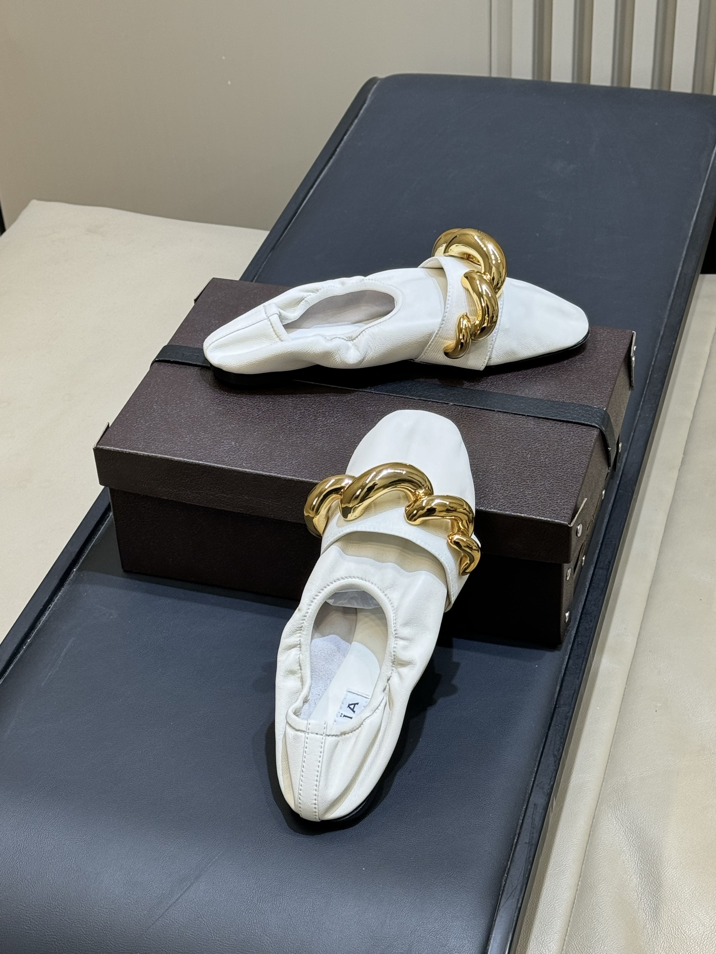 ALAiAI 26c new arrival～芭蕾舞鞋Alaia金链条芭蕾舞鞋，采用超软纳帕羊皮，脚感柔