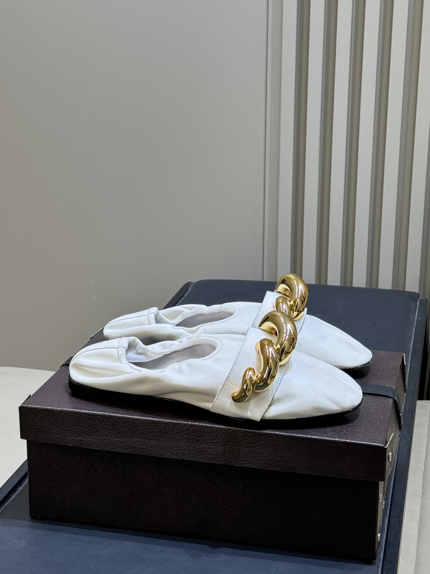 NO:707534,Top quality ALAiAI 26c new arrival ~ ballet shoes Alaia gold chain ballet shoes, made of super soft nappa sheepskin, the foot feels soft and comfortable, like stepping on clouds ~ golden spiral chain on the upper, sculptural jewelry elements, fashionable and recognizable. The elastic shoe edge fits the foot shape, can be easily managed in daily wear or formal occasions, elegant and modern style, can be matched with skirts and trousers, easily enhance the look  size:35-41,ballet shoes,alaia,skirts,sheepskin19860909顶级品质 ALAiAI 26c new arrival～芭蕾舞鞋 Alaia金链条芭蕾舞鞋,采用超软纳帕羊皮,脚感柔软舒适,像踩在云朵上~鞋面金色螺旋链条,雕塑感珠宝元素,时髦又有辨识度 .弹力鞋缘贴合脚型,日常穿搭或正式场合都能轻松驾驭,优雅摩登风格,裙装裤装 都能搭配,轻松提升造型感 size:35-41,芭蕾舞鞋,alaia,skirts,sheepskin,Women's Shoes