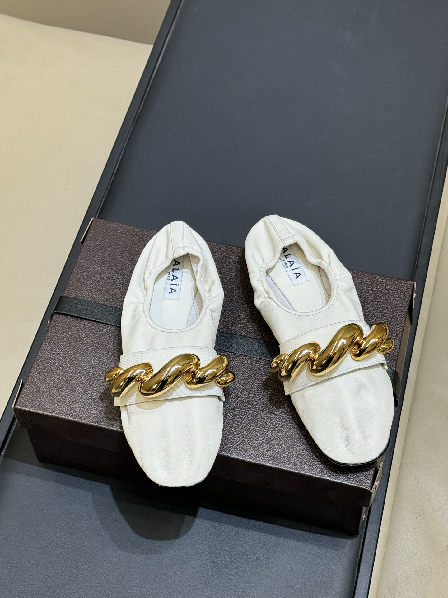 ALAiAI 26c new arrival～芭蕾舞鞋Alaia金链条芭蕾舞鞋，采用超软纳帕羊皮，脚感柔