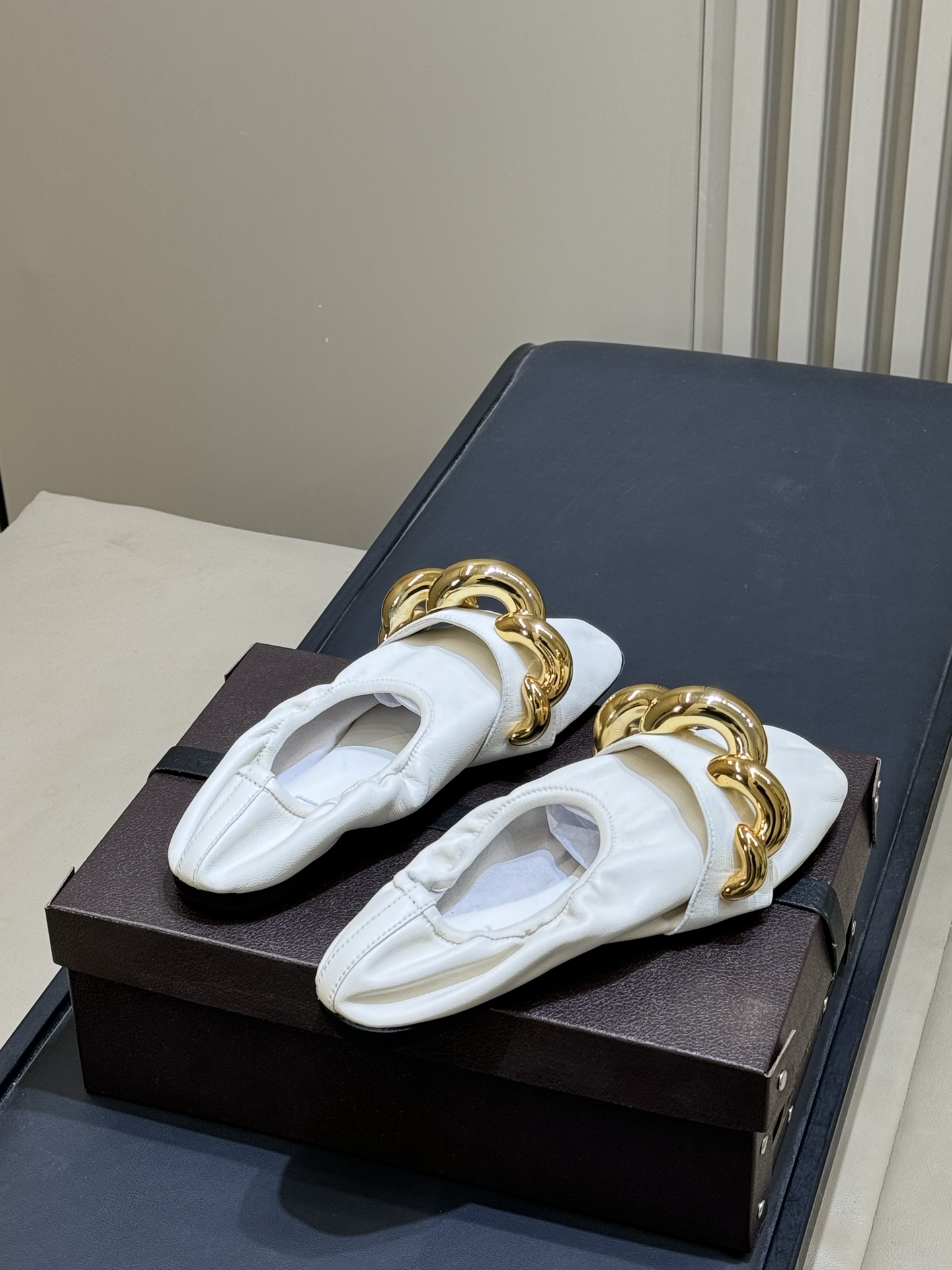 ALAiAI 26c new arrival～芭蕾舞鞋Alaia金链条芭蕾舞鞋，采用超软纳帕羊皮，脚感柔