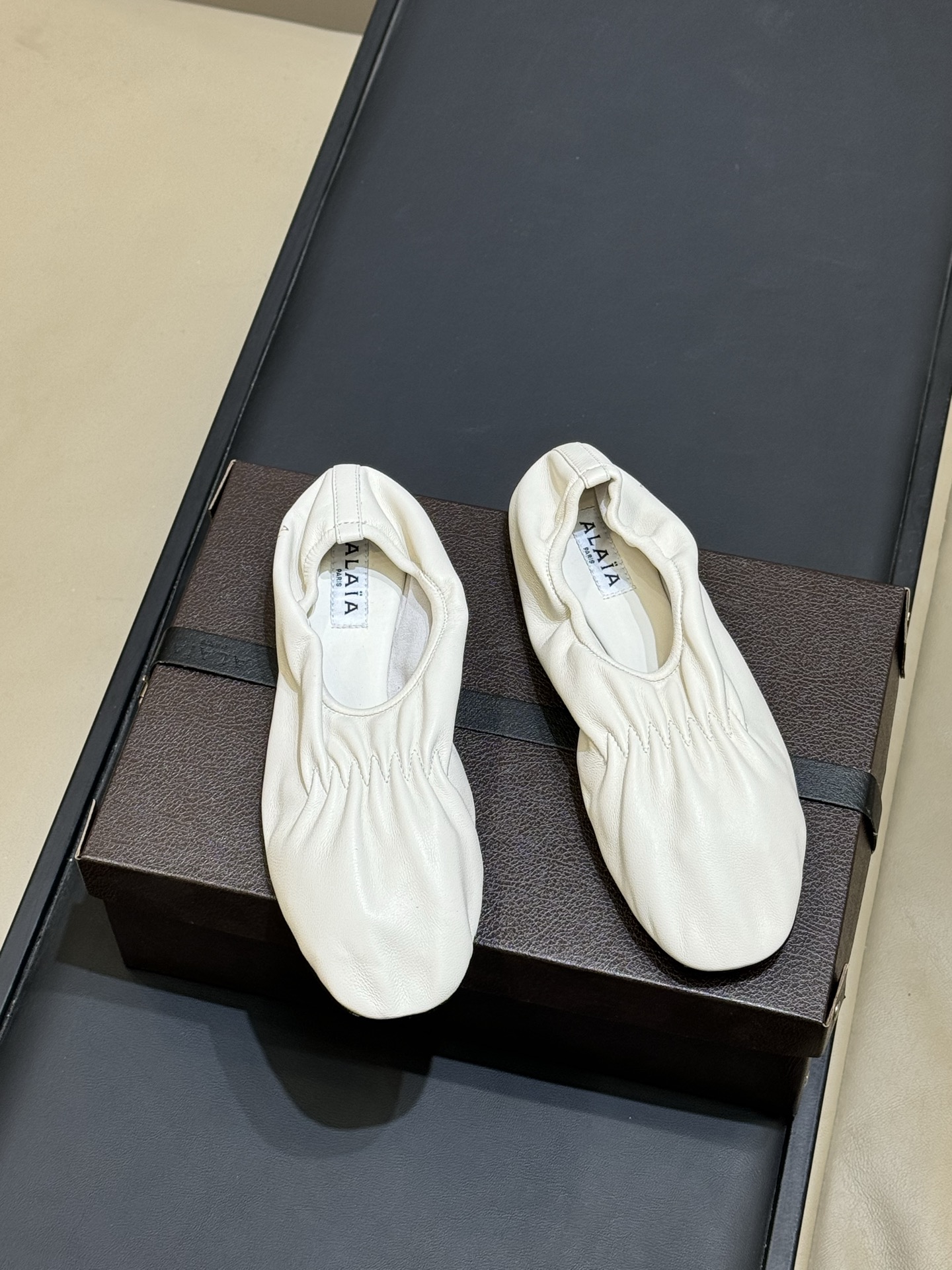 ALAiAI 26c new arrival～芭蕾舞鞋ALAIA芭蕾舞鞋，柔软小羊皮材质，褶皱设计超优雅