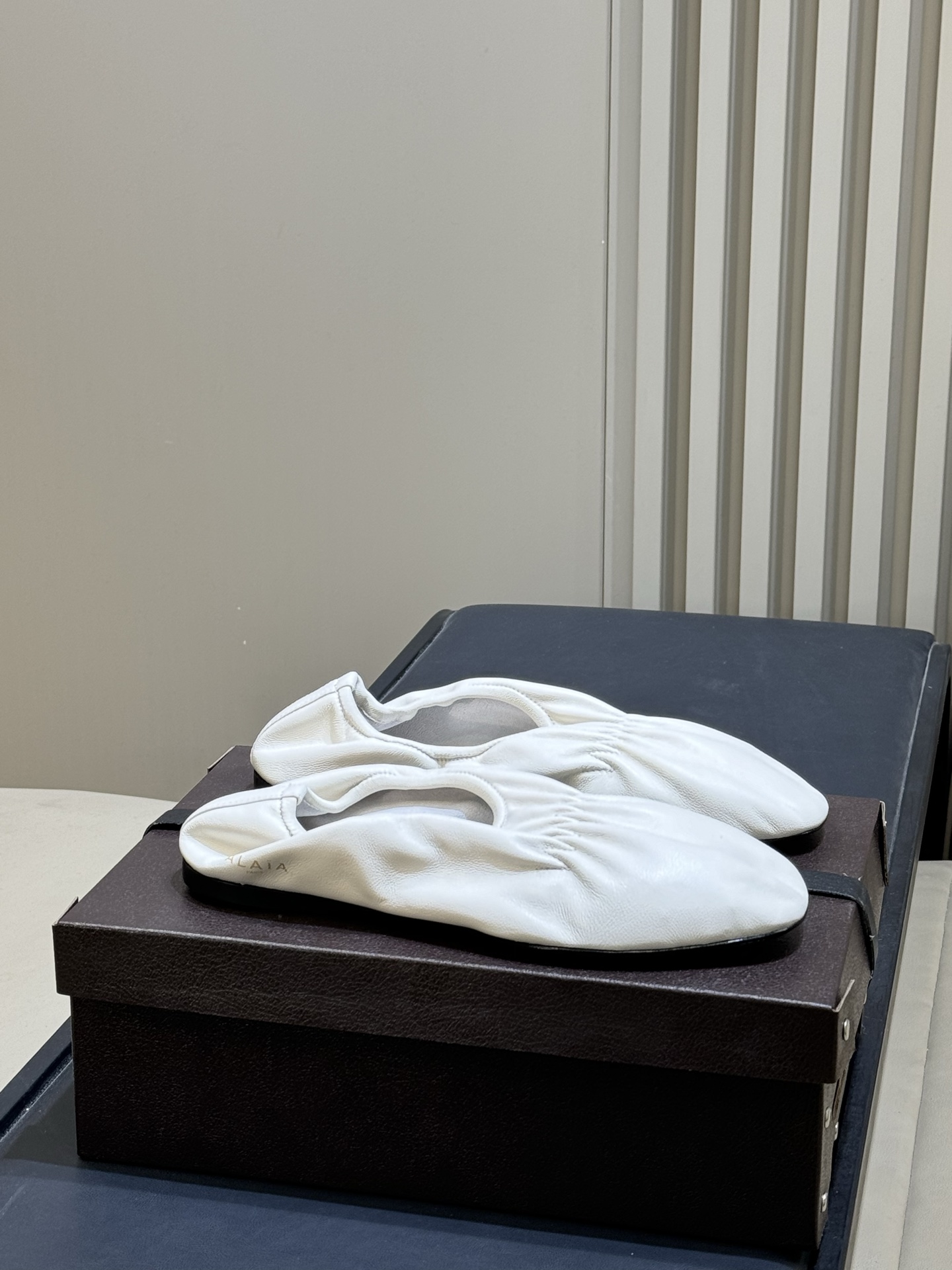 NO:707537,Top quality ALAiAI 26c new arrival～ballet shoes ALAIA ballet shoes, soft lambskin material, pleated design is super elegant, shallow mouth fits the foot shape, comfortable to wear without rubbing the feet. Genuine leather soles are light, suitable for commuting, dating or daily outings, can be easily matched with skirts and jeans, full of French romantic atmosphere size: 35-41, ballet shoes, alaia, skirts, jeans, sheepskin19860909顶级品质 ALAiAI 26c new arrival～芭蕾舞鞋 ALAIA芭蕾舞鞋,柔软小羊皮材质,褶皱设计超 优雅,浅口贴合脚型,穿着舒适不磨脚.真皮鞋底轻便,适合通勤,约会或日常出街,裙装牛仔裤都能轻松搭配,法式浪漫氛围感拉满 size:35-41,芭蕾舞鞋,alaia,skirts,jeans,sheepskin,Women's Shoes