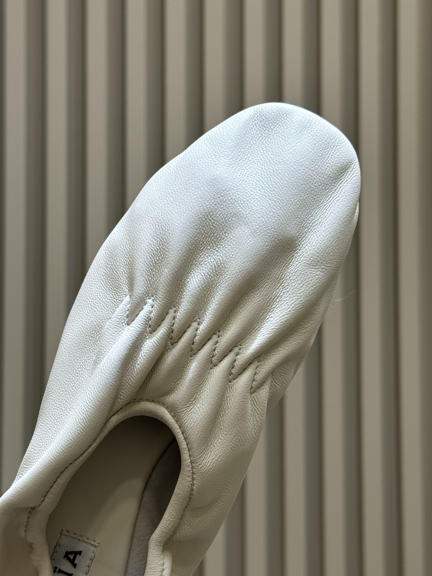 ALAiAI 26c new arrival～芭蕾舞鞋ALAIA芭蕾舞鞋，柔软小羊皮材质，褶皱设计超优雅