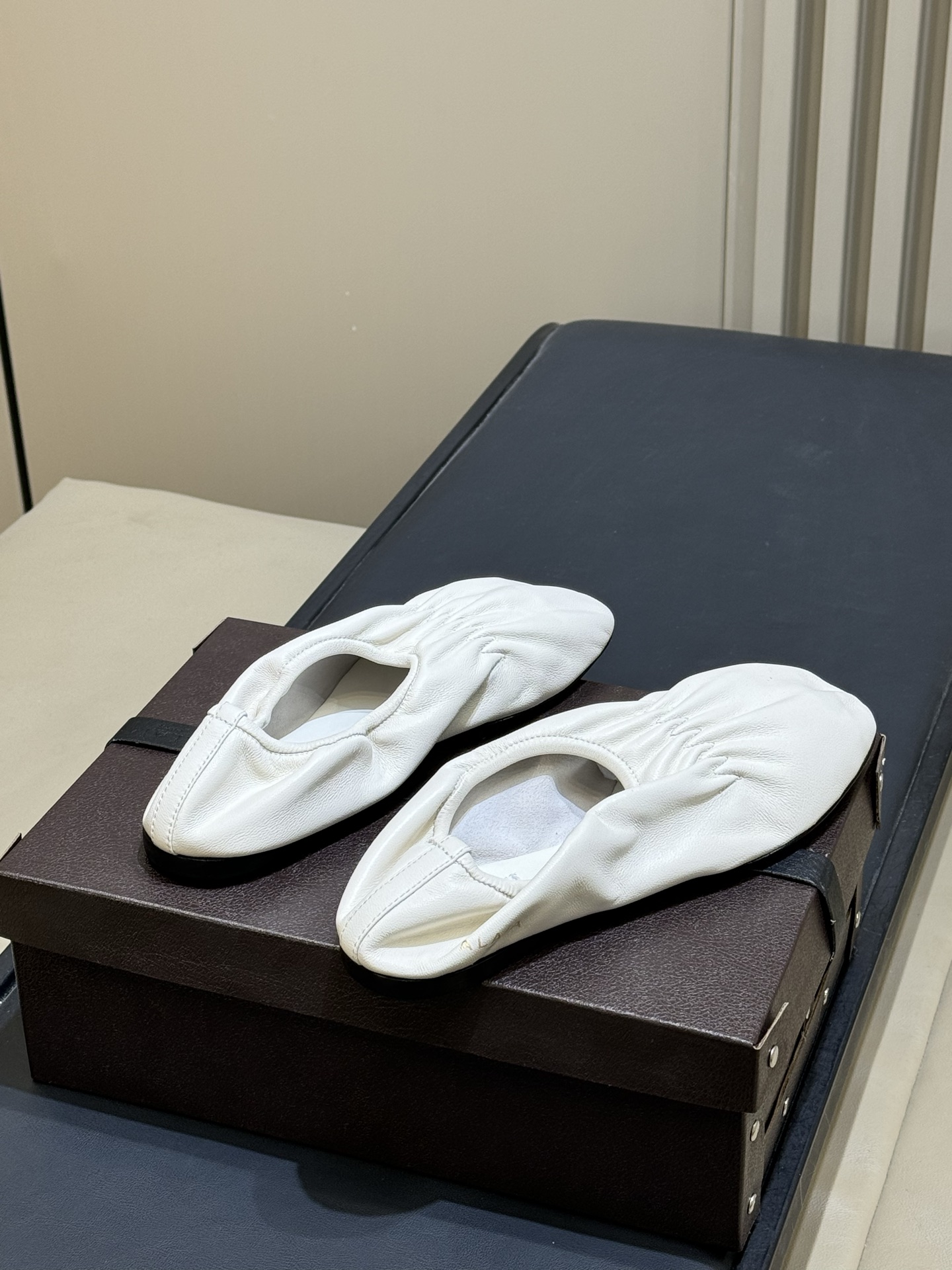 ALAiAI 26c new arrival～芭蕾舞鞋ALAIA芭蕾舞鞋，柔软小羊皮材质，褶皱设计超优雅