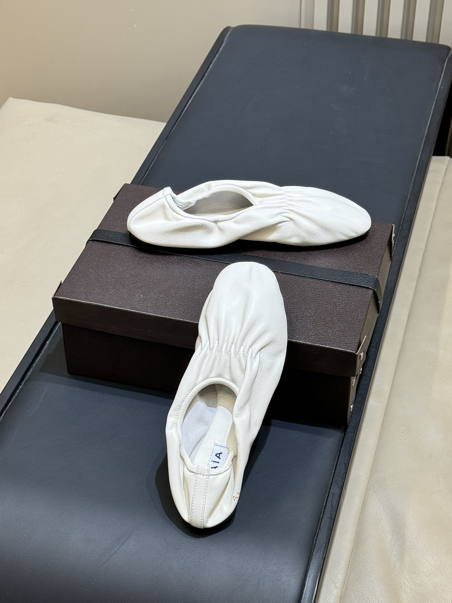 ALAiAI 26c new arrival～芭蕾舞鞋ALAIA芭蕾舞鞋，柔软小羊皮材质，褶皱设计超优雅