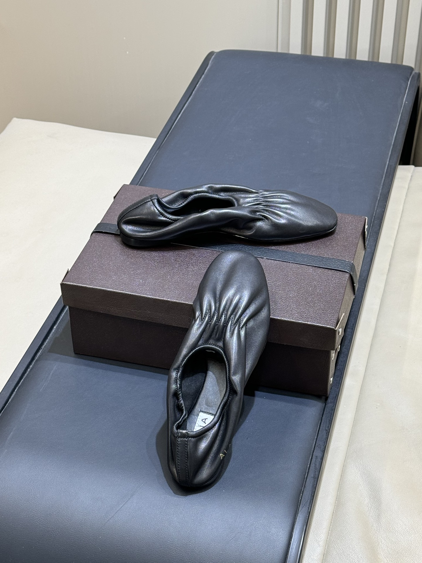 ALAiAI 26c new arrival～芭蕾舞鞋ALAIA芭蕾舞鞋，柔软小羊皮材质，褶皱设计超优雅