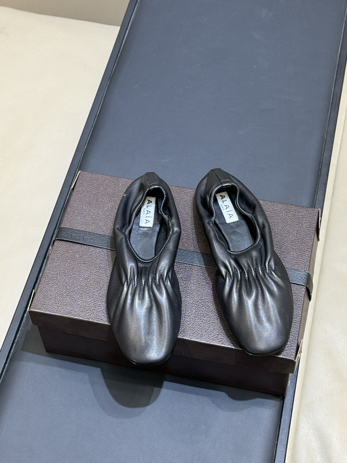 ALAiAI 26c new arrival～芭蕾舞鞋ALAIA芭蕾舞鞋，柔软小羊皮材质，褶皱设计超优雅
