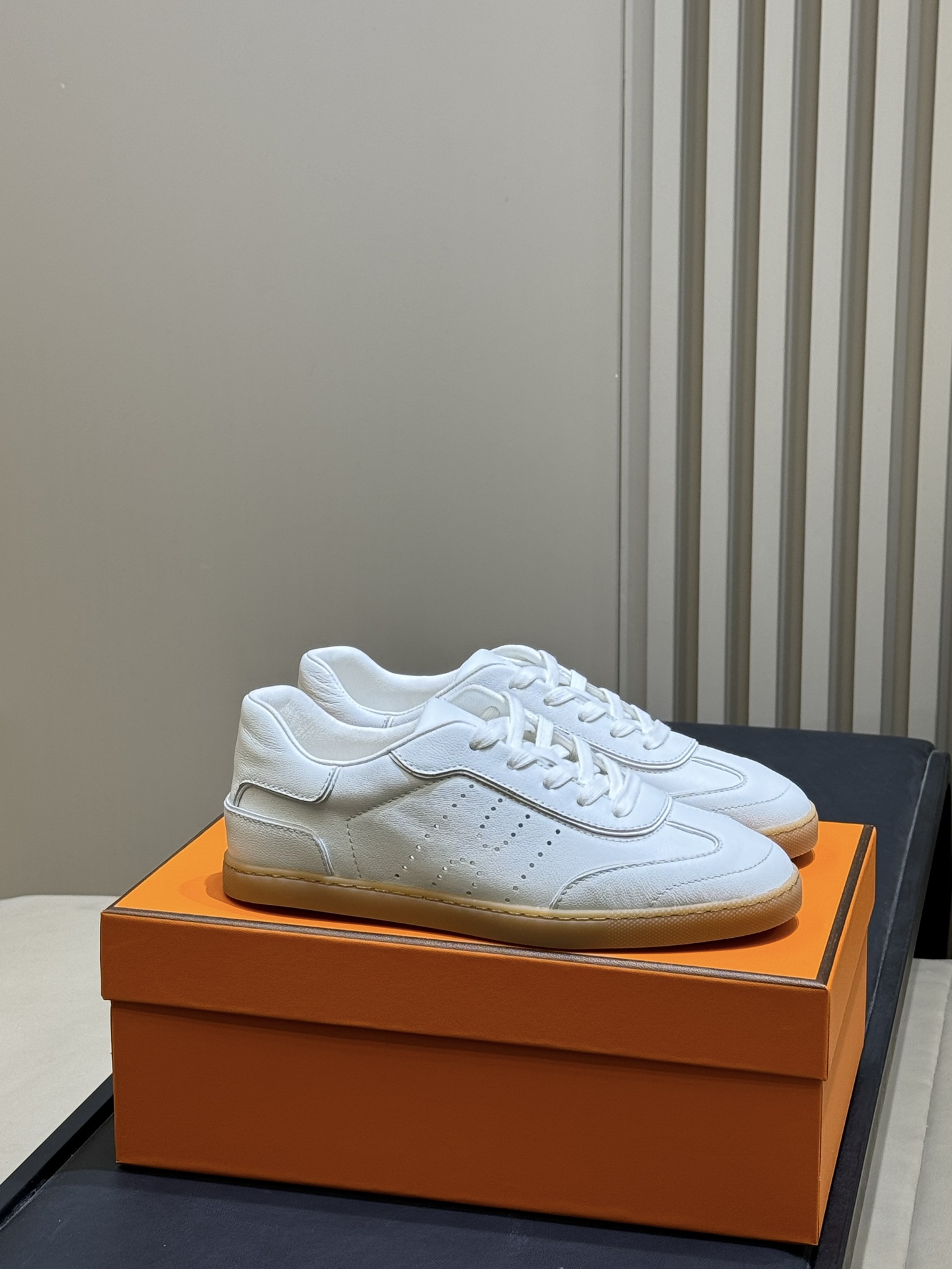 NO:724400,Top quality hermes 26c new arrival～White shoes H Family Match series white shoes, made of goatskin + calfskin stitching, fine texture and durable. Rubber soles, super comfortable for daily wear. Simple and smooth design, low-key and elegant, versatile and easy to control whether for leisure or commuting. It is a high-end casual shoe that is fashionable and practical, deeply loved by quality control! size: 35-41, casual shoes/sports shoes, hermes, sneakers, cowhide, sheepskin19860909顶级品质 hermes 26c new arrival～小白鞋 H家 Match系列小白鞋,采用山羊皮+小牛皮拼接,质感细腻又耐用.橡胶鞋底,日常穿着超舒适.简约流畅设计,低调优雅,百搭不挑人.无论休闲还是通勤都能轻松驾驭,是时尚与实用兼具的高端休闲鞋,深受品质控喜爱! size:35-41,休闲鞋/运动鞋,hermes,sneakers,cowhide,sheepskin,Women's Shoes