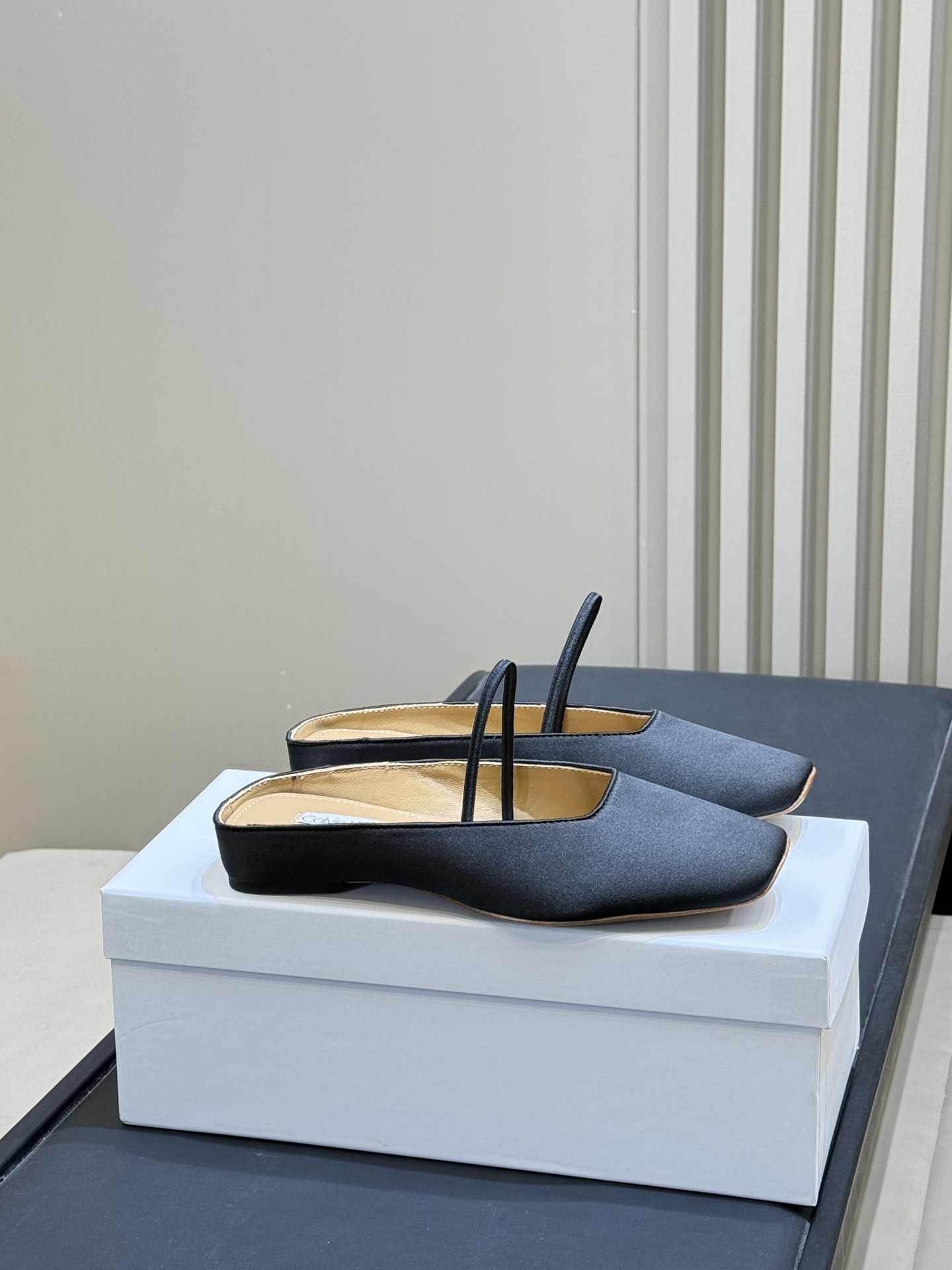 NO:711094,CK 26c new arrival～Half slippers CalvinKleinCollection Mules. These Mules are from Calvin Klein's high-end line. They are made of suede material and are soft to the touch. The square toe design is simple and elegant, and the minimalist style is perfect! The insole is printed with the word 'Collection', which gives a full sense of brand identity. The flat bottom + thin straps at the back make it easy and stable to put on and take off, and are suitable for daily commuting or leisure. The overall design is low-key and elegant, and can be easily matched with various clothing, and you can easily get a high-end look!  size: 35-40 (40 customized, non-refundable), semi-trailer, louis vuitton, slippers19860909CK 26c new arrival～半拖鞋 CalvinKleinCollection穆勒鞋 这款穆勒鞋来自Calvin Klein高端线,绒面材质,触感柔软,方头设计简约大气,极简风格满分!鞋垫印有'Collection'字样,品牌身份感十足.平底+后空细带,穿脱方便又稳固,日常通勤或休闲都很适合.整体设计低调优雅,轻松搭配各种服饰,轻松get高级感穿搭! size:35-40（40定制不退换）,半拖,louis vuitton,slippers,Women's Shoes