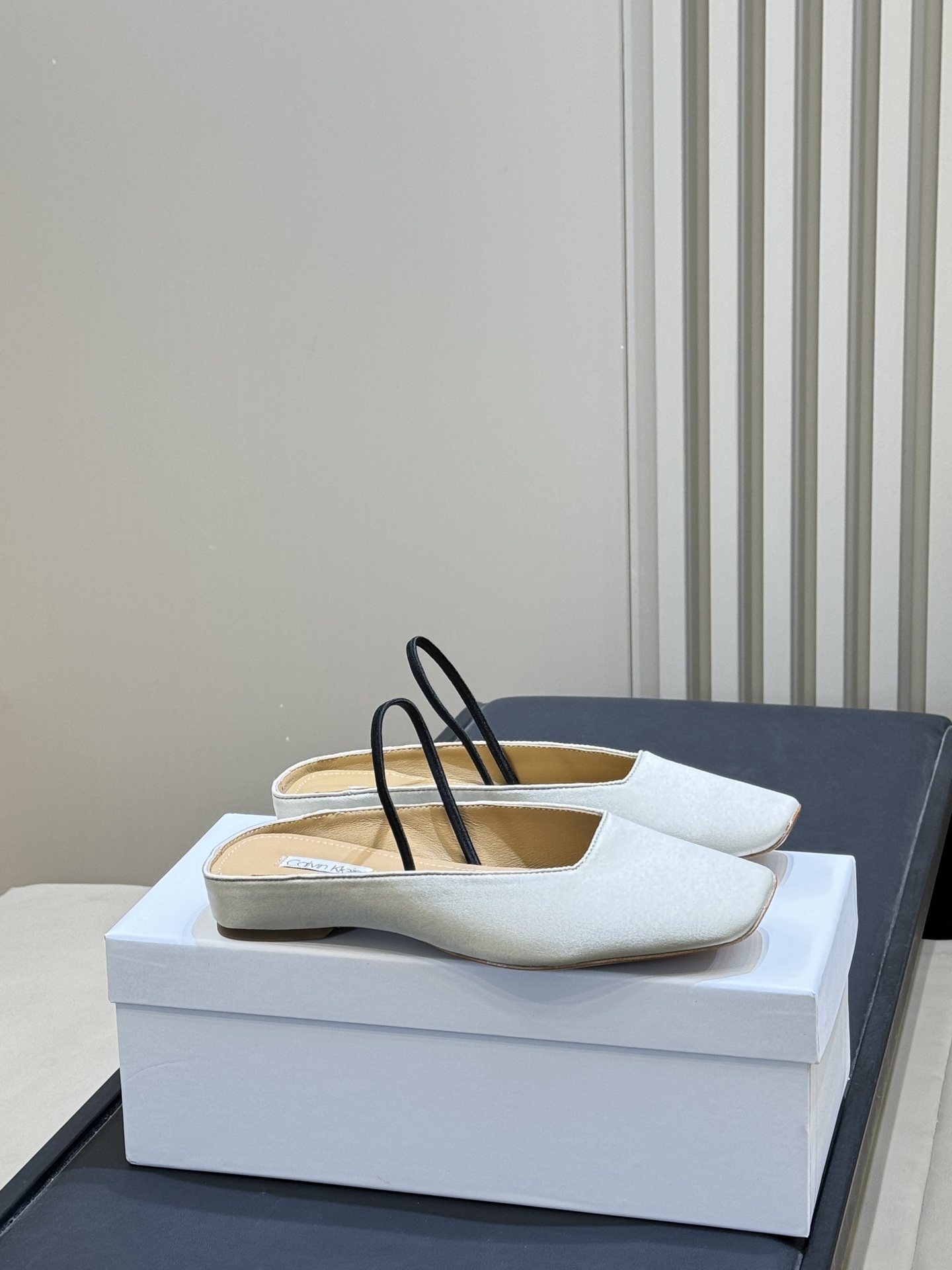 NO:724366,Top quality CK 26c new arrival～half slippers CalvinKleinCollection Mules. These Mules are from Calvin Klein's high-end line. They are made of suede and are soft to the touch. The square toe design is simple and elegant, and the minimalist style is perfect! The insole is printed with the word 'Collection', which gives a full sense of brand identity. The flat bottom + thin straps in the back are easy and stable to put on and take off, and are suitable for daily commuting or leisure. The overall design is low-key and elegant, and can be easily matched with various clothing, and you can easily get a high-end look!  size:35-40,half drag,louis vuitton,slippers19860909顶级品质 CK 26c new arrival～半拖鞋 CalvinKleinCollection穆勒鞋 这款穆勒鞋来自Calvin Klein高端线,绒面材质,触感柔软,方头设计简约大气,极简风格满分!鞋垫印有'Collection'字样,品牌身份感十足.平底+后空细带,穿脱方便又稳固,日常通勤或休闲都很适合.整体设计低调优雅,轻松搭配各种服饰,轻松get高级感穿搭! size:35-40,半拖,louis vuitton,slippers,Women's Shoes