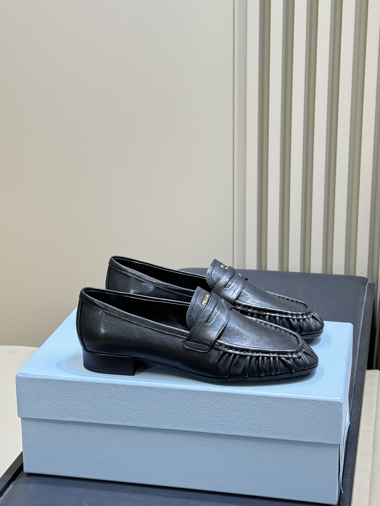 NO:711097,prada 26c new arrival～Pleated loafers PD These pleated loafers are made of high-quality lambskin, soft and durable, and the pleated upper design is very recognizable! Classic round toe + flat bottom, easy to control for daily commuting and leisure. The lining and insole have PRADA logo, full of details, low-key and high-end. With versatile attributes, it can be easily held in jeans or skirts. It is a must-have item that is both practical and fashionable!  size: 35-41 (40.41 customization is not returnable), loafers, prada, loafers, skirts, jeans, sheepskin19860909prada 26c new arrival～褶饰乐福鞋 PD这款褶饰乐福鞋,选用优质小羊皮,柔软又耐用,鞋面褶皱设计超有辨识度!经典圆头+平底,日常通勤,休闲都能轻松驾驭.内衬和鞋垫都有PRADA标志,细节满分,低调又高级.百搭属性,无论牛仔裤还是裙装都能轻松hold住,是实用与时尚兼具的必备单品! size:35-41（40.41定制不退换）,乐福鞋,prada,loafers,skirts,jeans,sheepskin,Women's Shoes